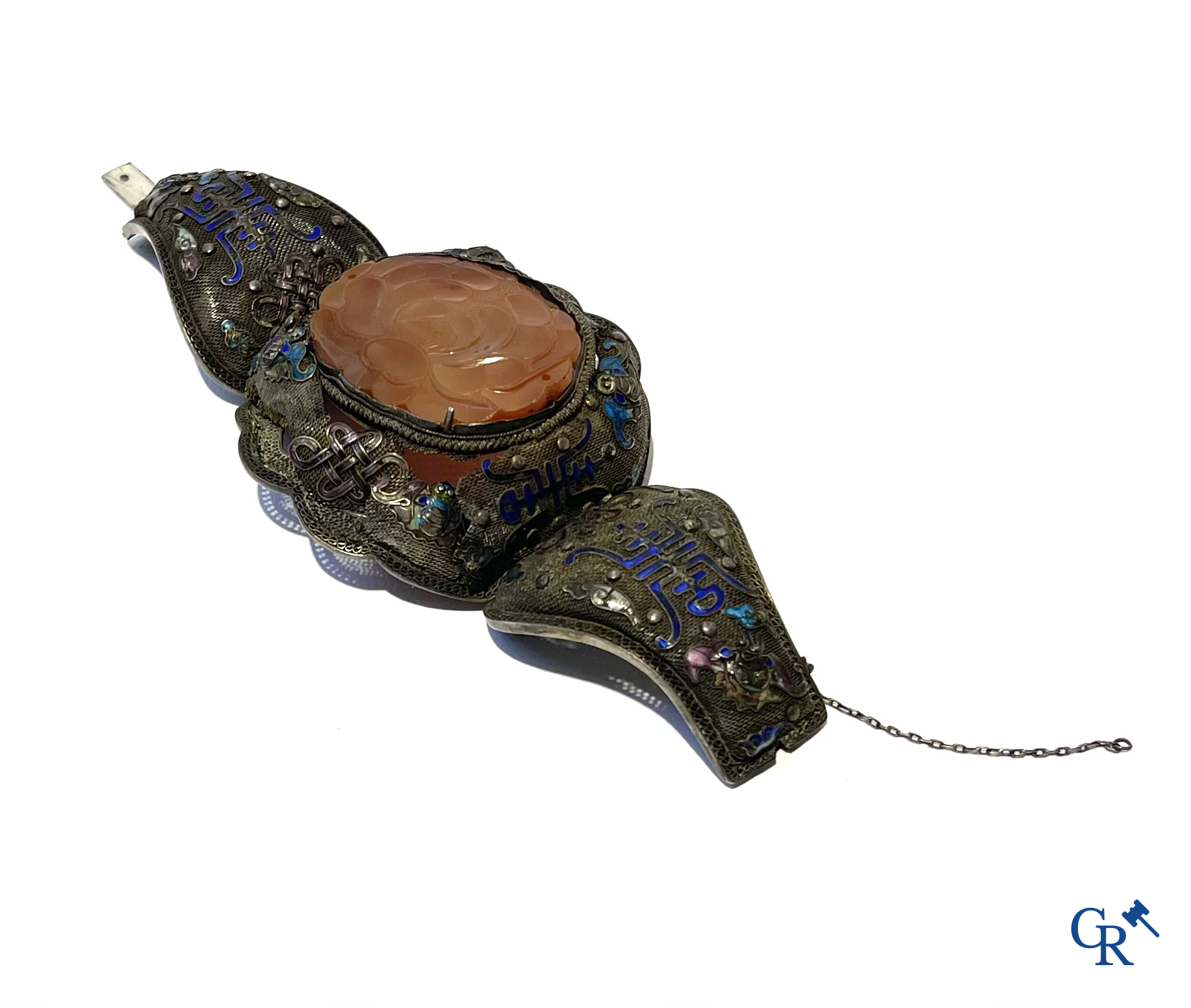 Aziatica. Grote Chinese armband in zilver filigraan met een centrale lotusbloem in gesneden carneool-kwarts. 19e eeuw.