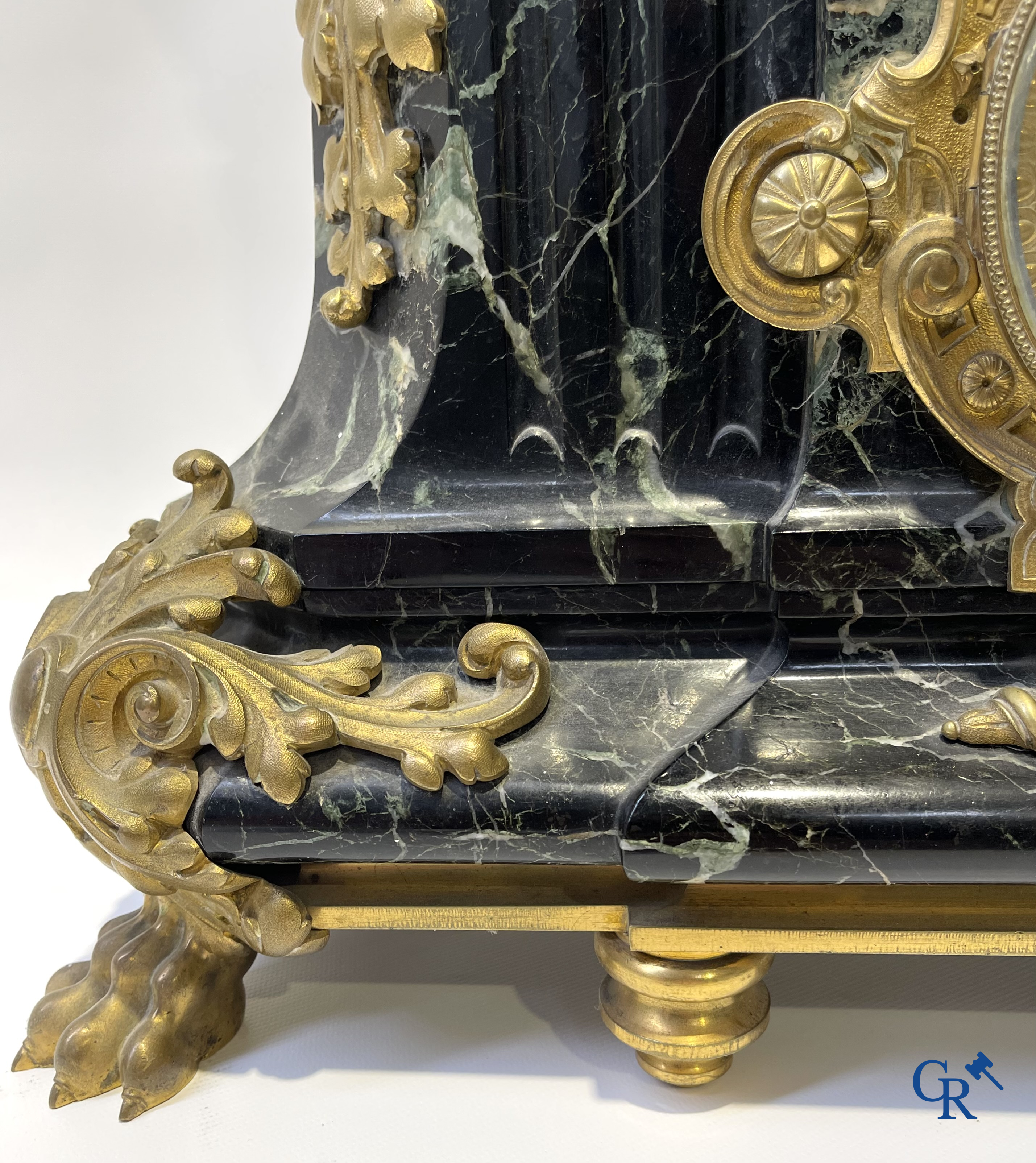 Susse Frères à Paris. Imposante schouwklok in groen geaderde marmer en rijkelijk vergulde bronzen. Napoleon III-periode.