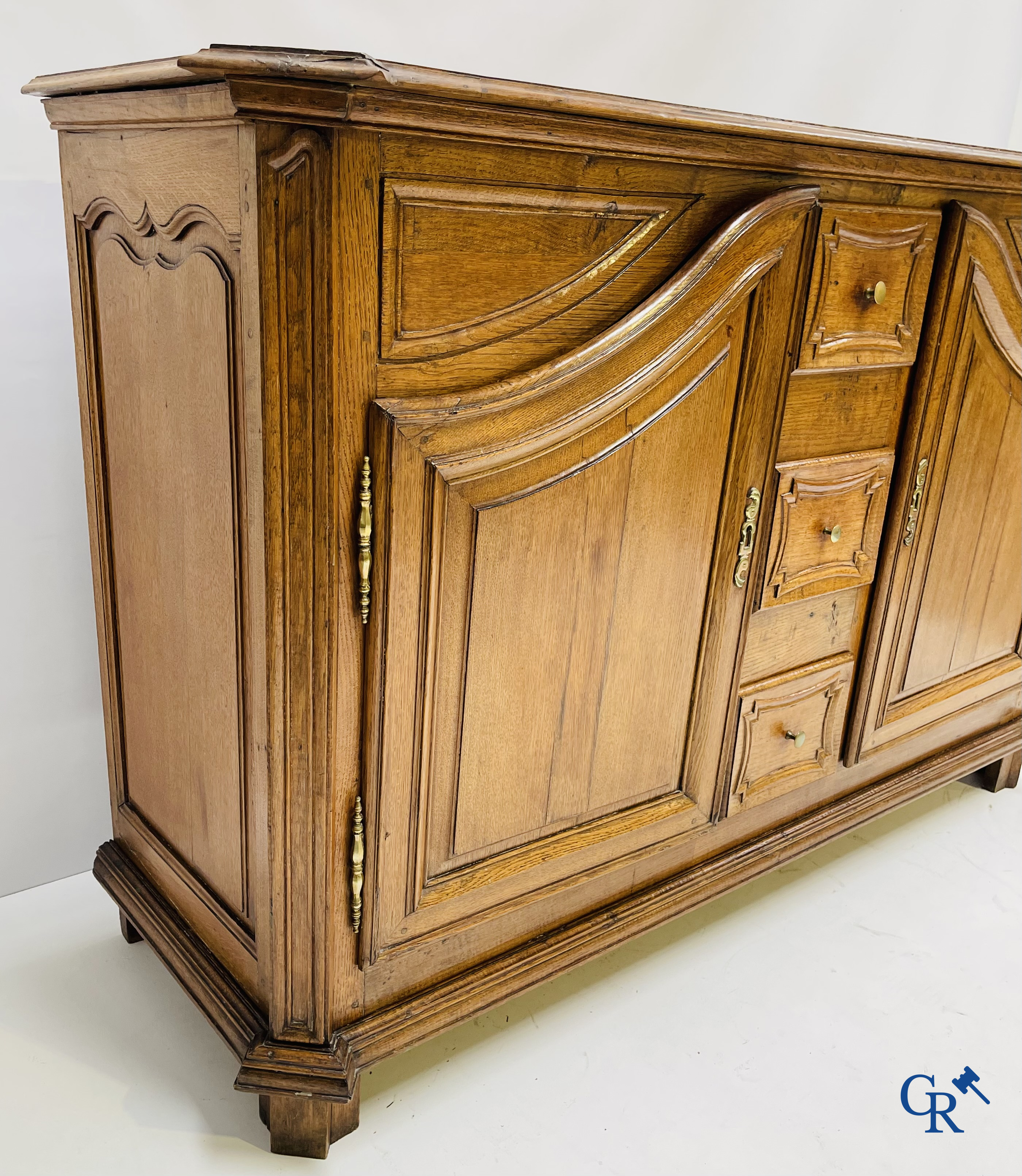 Eikenhouten franse dressoir. 2 deuren en 3 laden. Eind 18e eeuw.