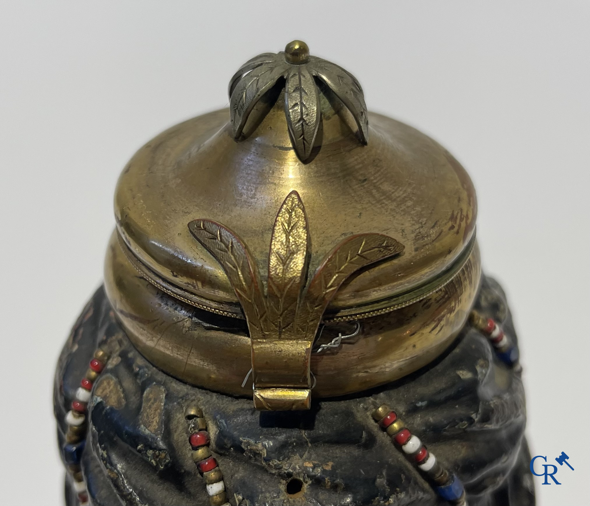 Uitzonderlijk grote zogenaamde Ulmer tabakspijp in gesneden en gepolychromeerd hout. Duitsland of Zwitserland 18e eeuw.