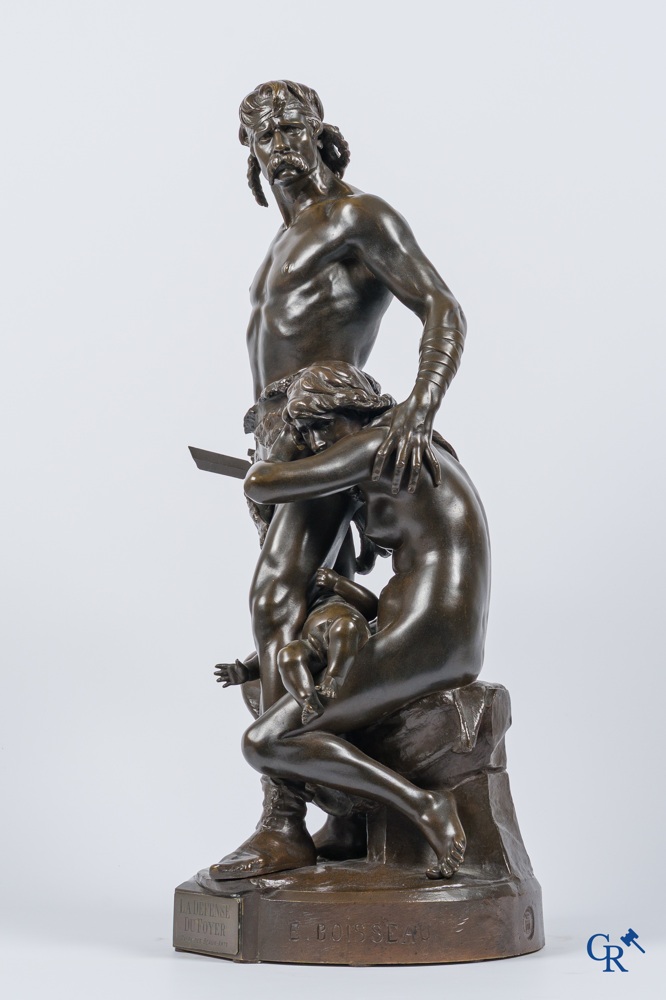Emile André Boisseau (1842-1923) La défense du foyer. Salon des Beaux Art. Gieterijstempel Société des bronzes de Paris.