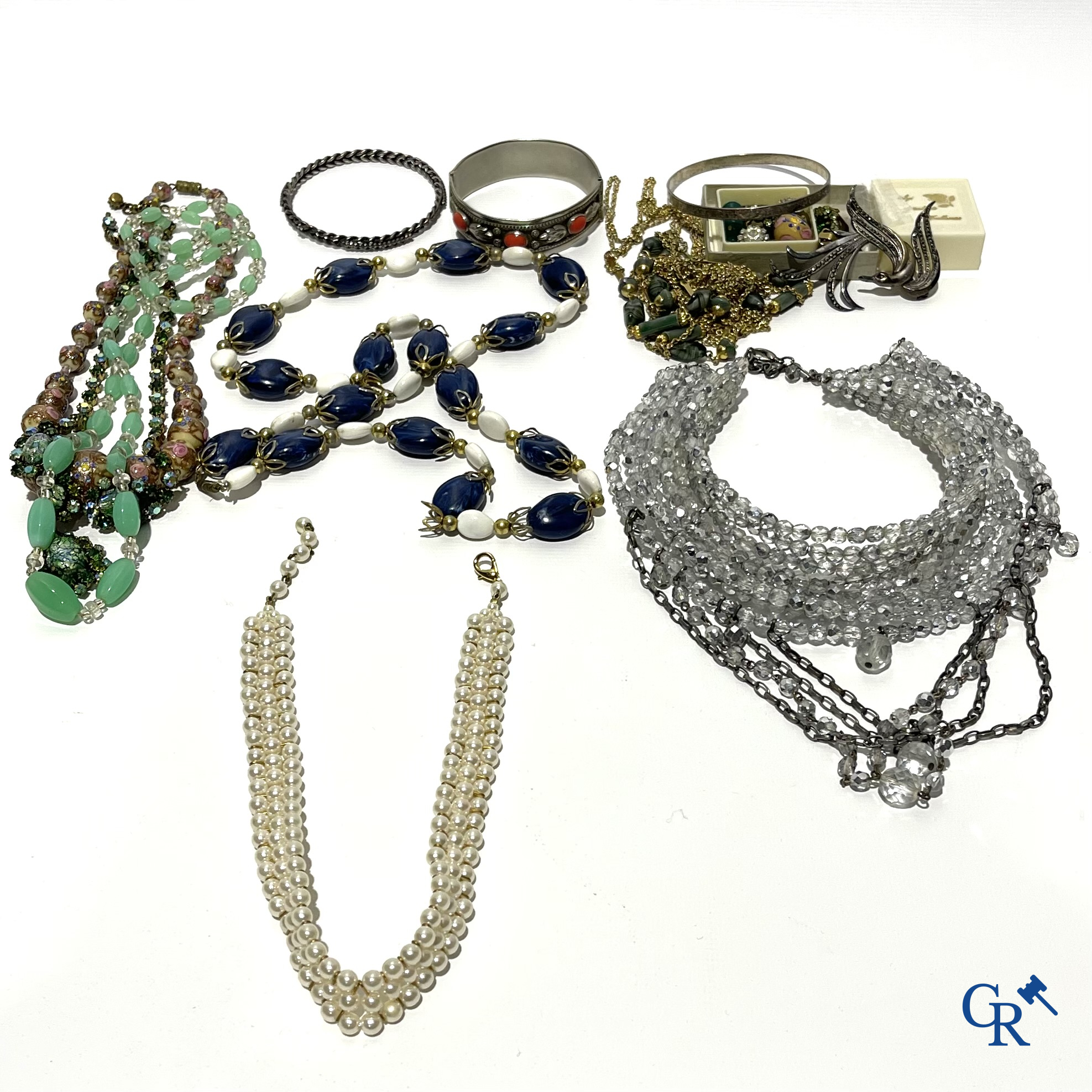 Een kavel met fantasie juwelen.