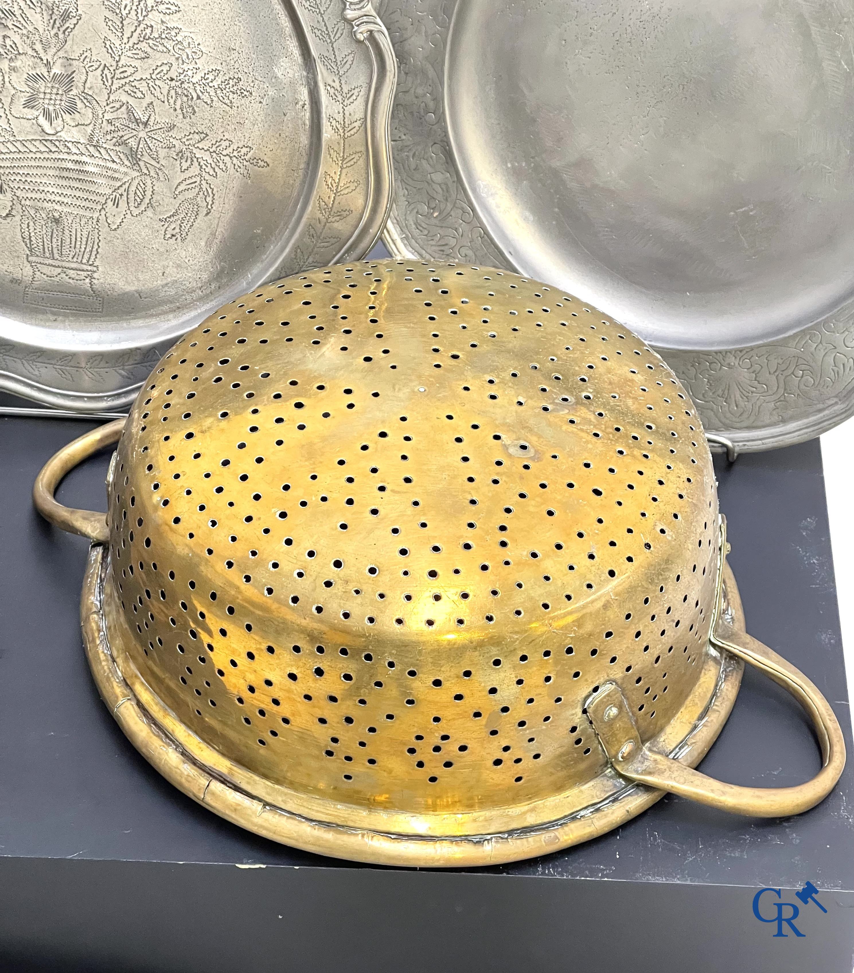 2 vergieten in bewerkt koper, 18e eeuw en een groot lot tinnen objecten.