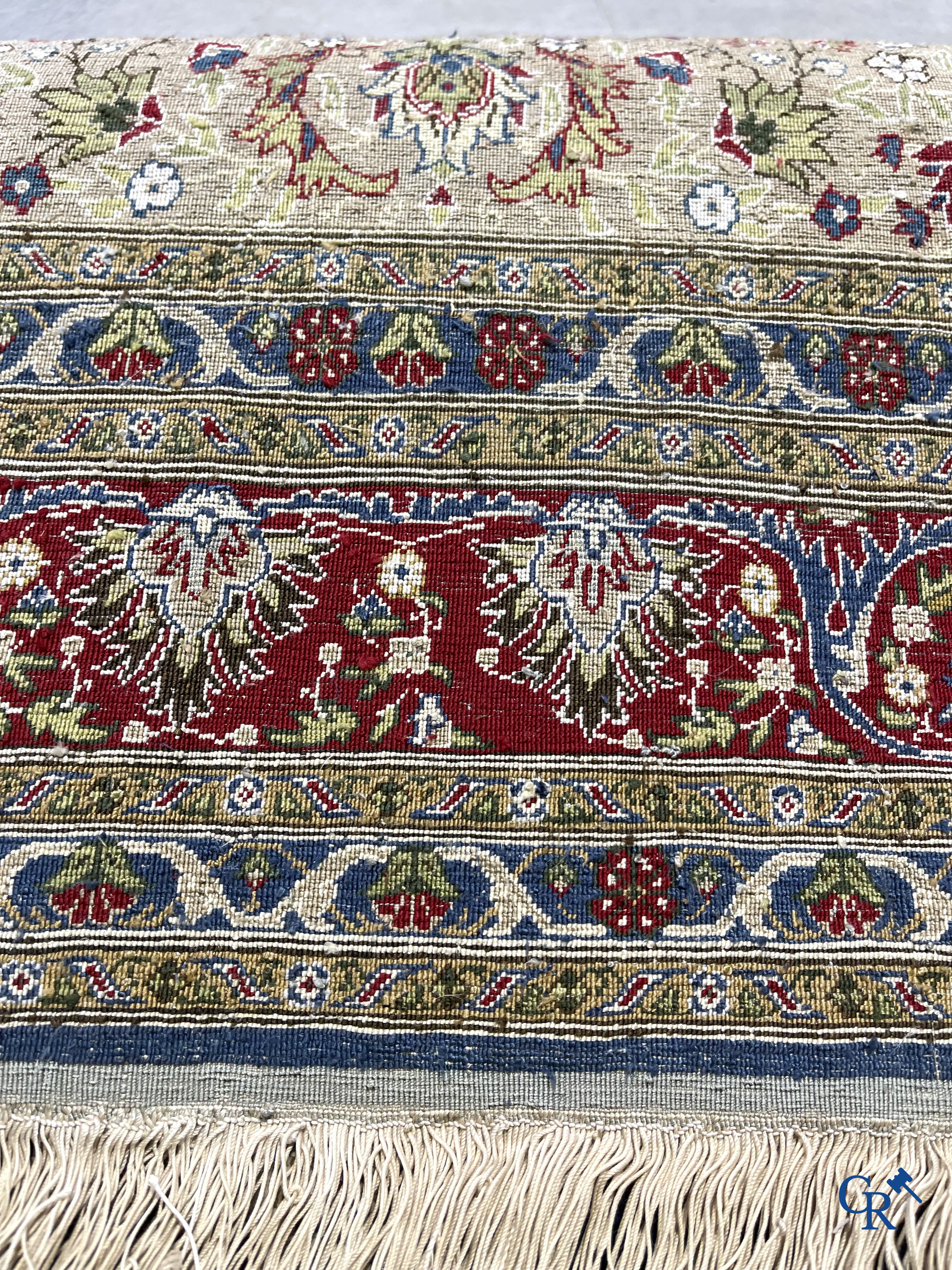 Oosterse tapijten. Een uiterst fijn geknoopt zijden tapijt met floraal decor op donker blauwe achtergrond en gouddraad.