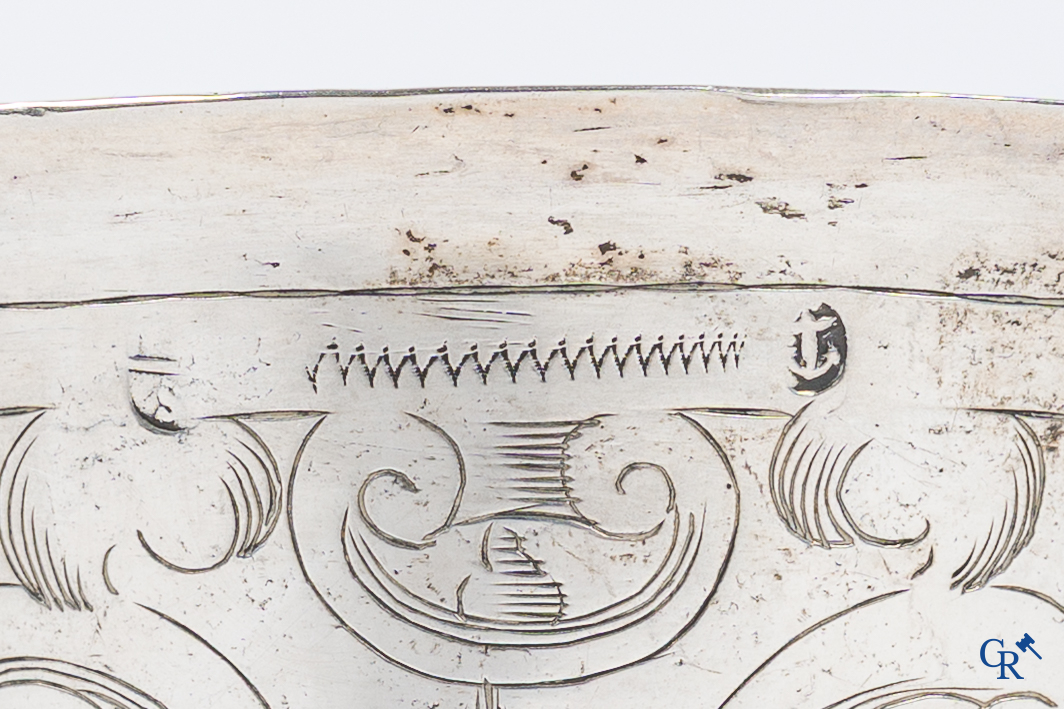 Holland, 17e eeuw. Groningse beker in zilver met ingezette Thaler van Osnabrück 1633 in de bodem.