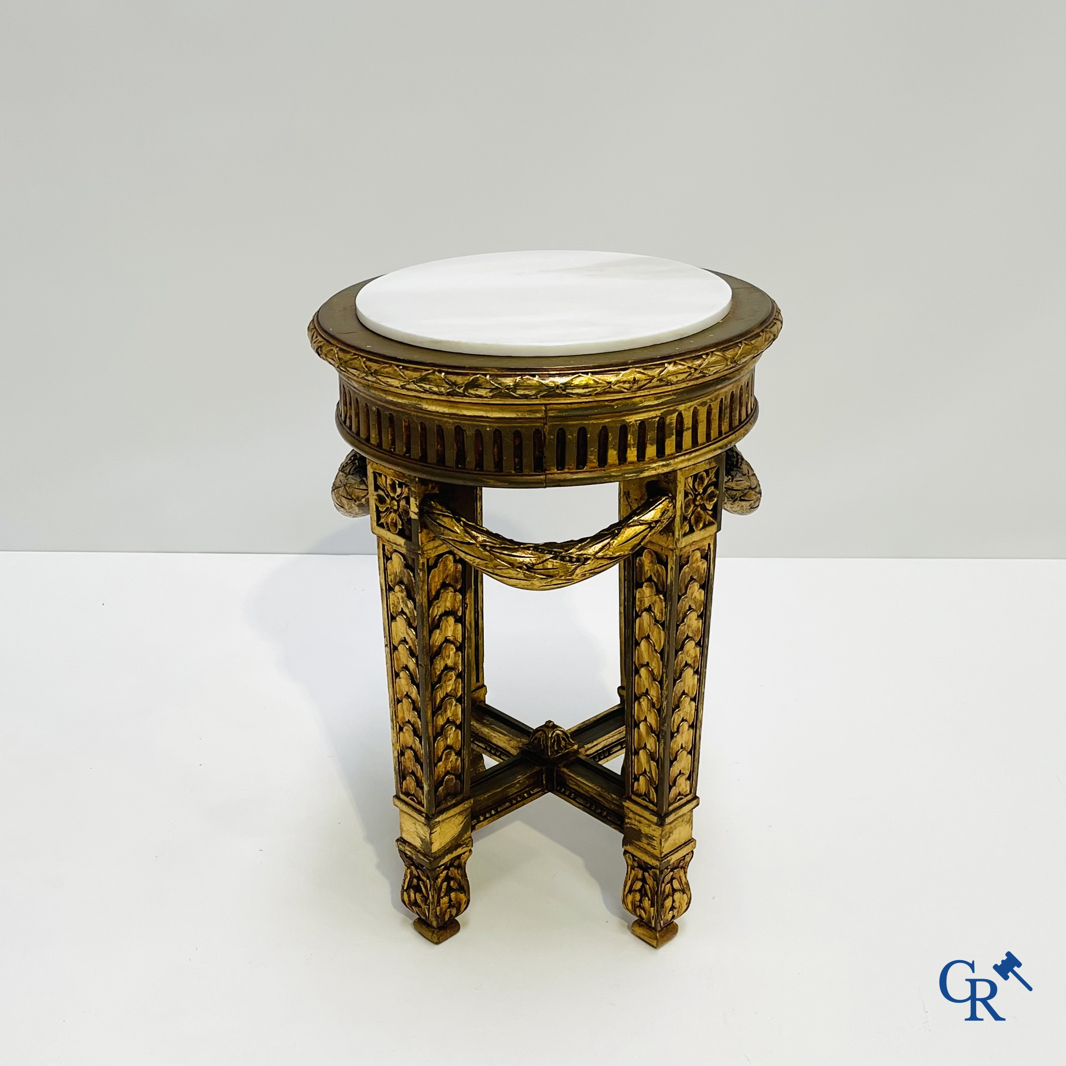 Piëdestal in gesculpteerd en verguld hout met guirlandes en marmer plateau. LXVI-stijl. Circa 1920.