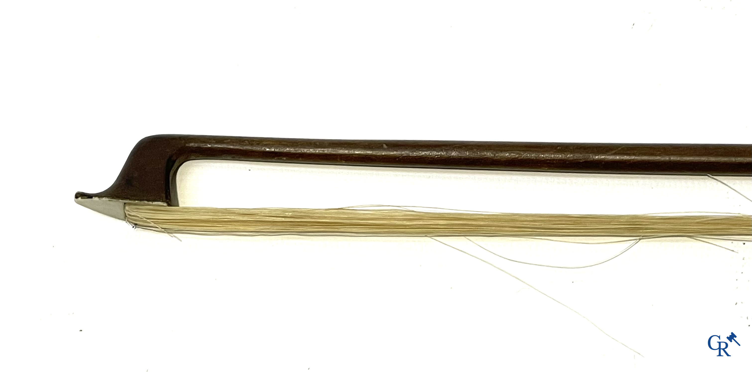 Antieke viool met strijkstok in opbergkoffer.