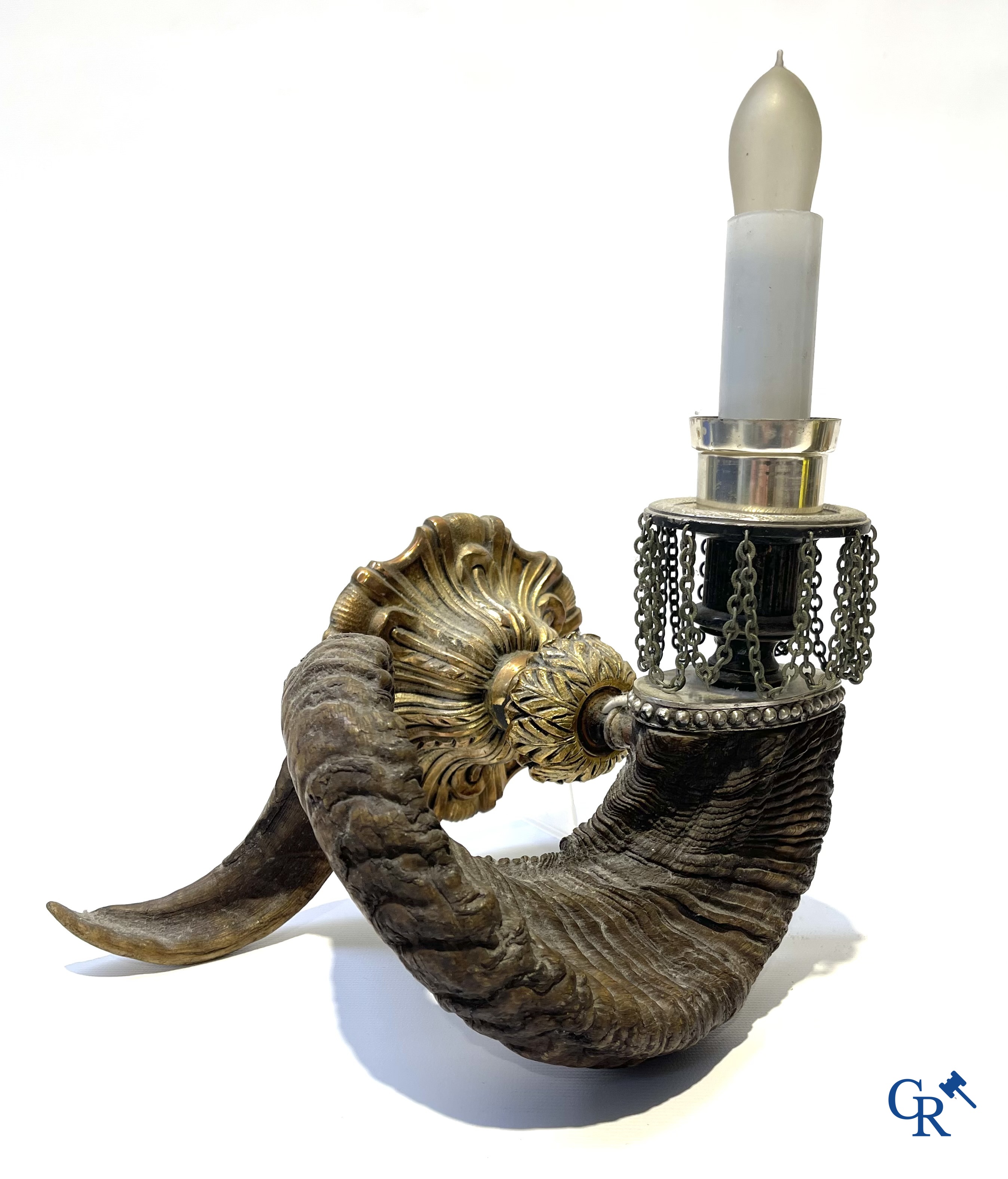 Een paar buitengewone decoratieve wandlichten in verguld en verzilverd brons met ramshoorns. Circa 1980.