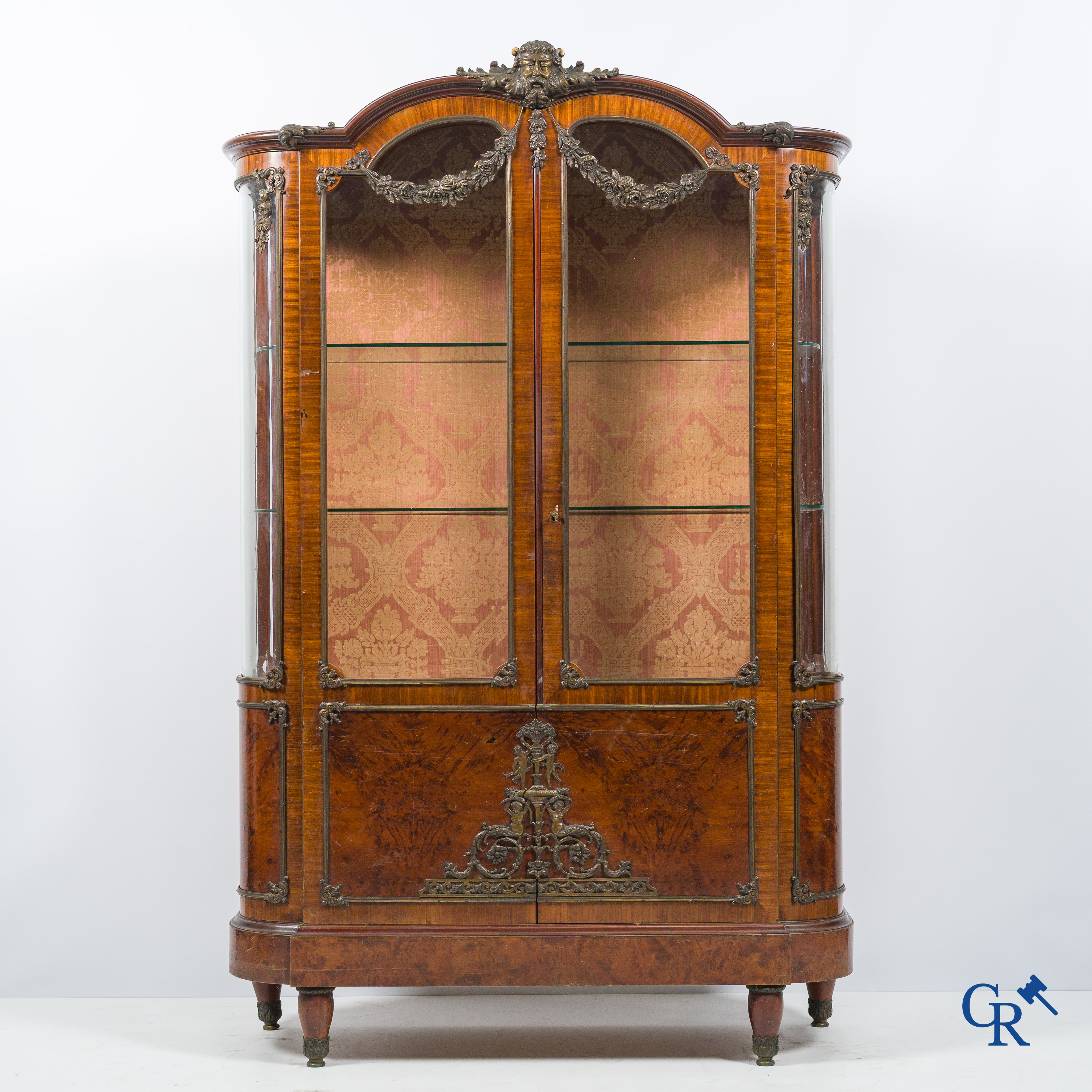 Uitzonderlijke zilver vitrine in mahoniehout fineer en bronsbeslag. Napoleon III stijl. Circa 1900.