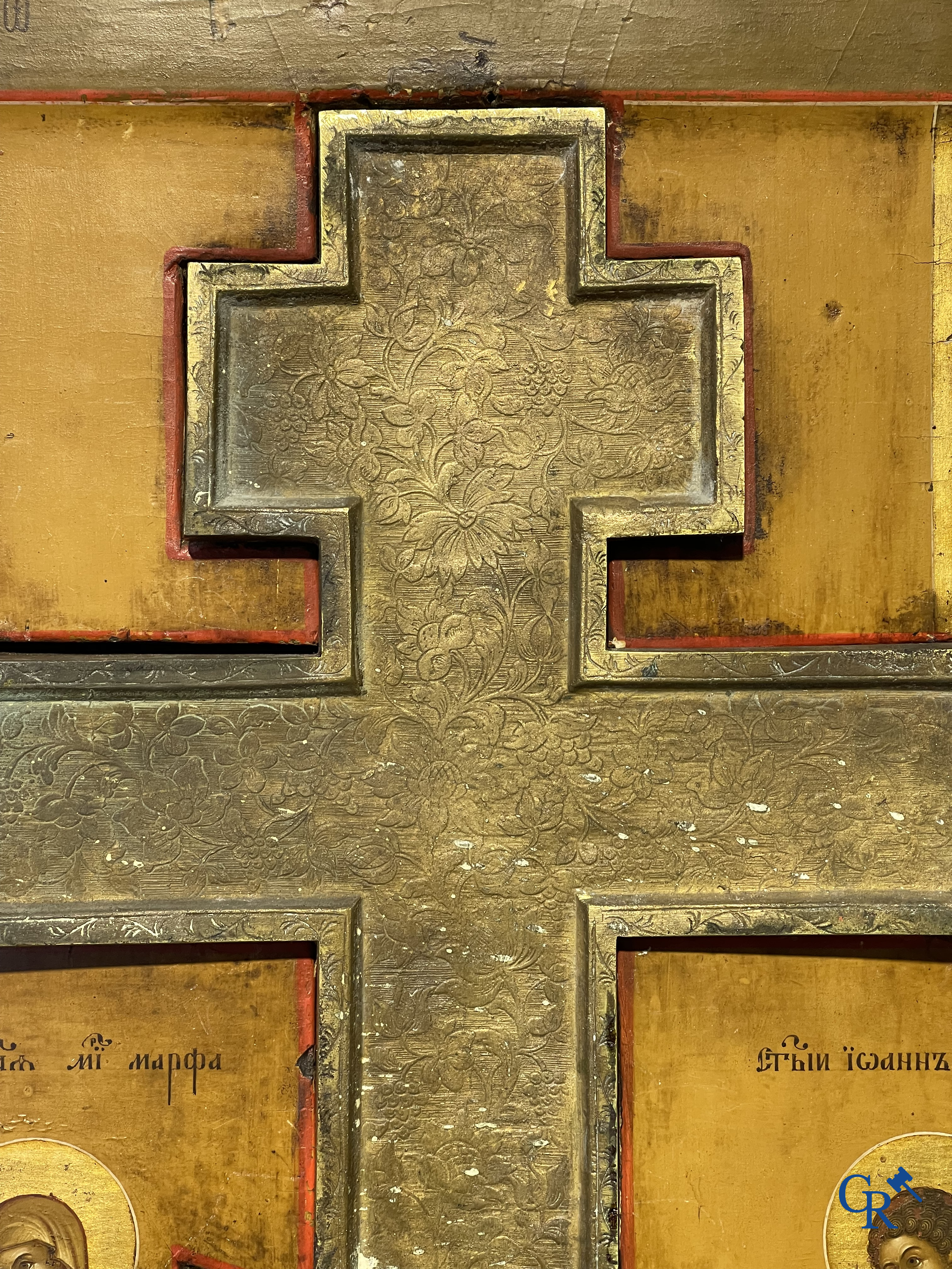 Icoon. Grote Russische Orthodoxe icoon met een ingelegd bronzen kruisbeeld. 19e eeuw.