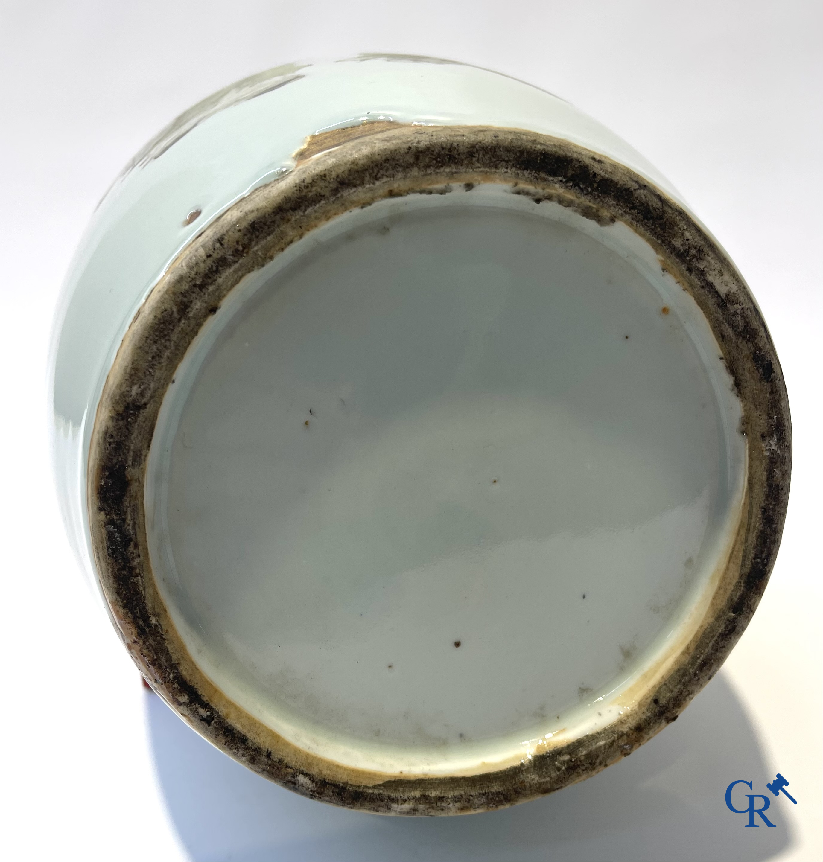 Aziatica. Chinese qianjiang cai vaas in porselein met onsterfelijken en kalligrafie. Gesigneerd. 19e-20ste eeuw.