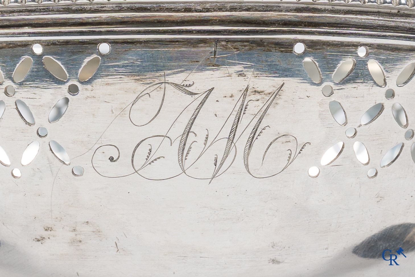 Zilver. Drie-potig tafelfornuis of "Réchaud à braises" Geen keurmerken zichtbaar. Waarschijnlijk Bergen, begin 18e eeuw.