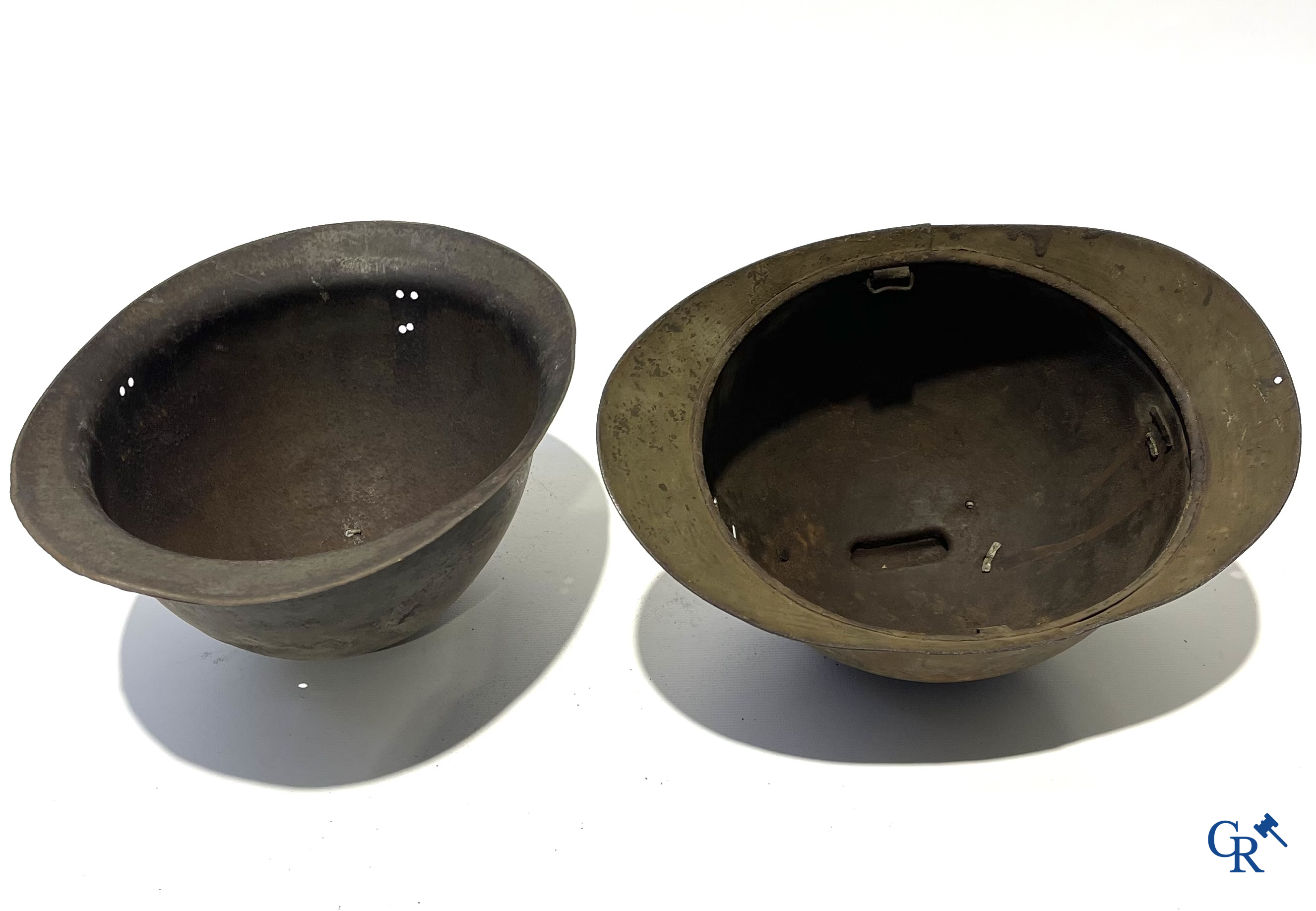 Militaria. Kavel van 5 militaire hoofddeksels, sommige WO II waaronder een officiers pet van The Headline Hat Co, 1941.