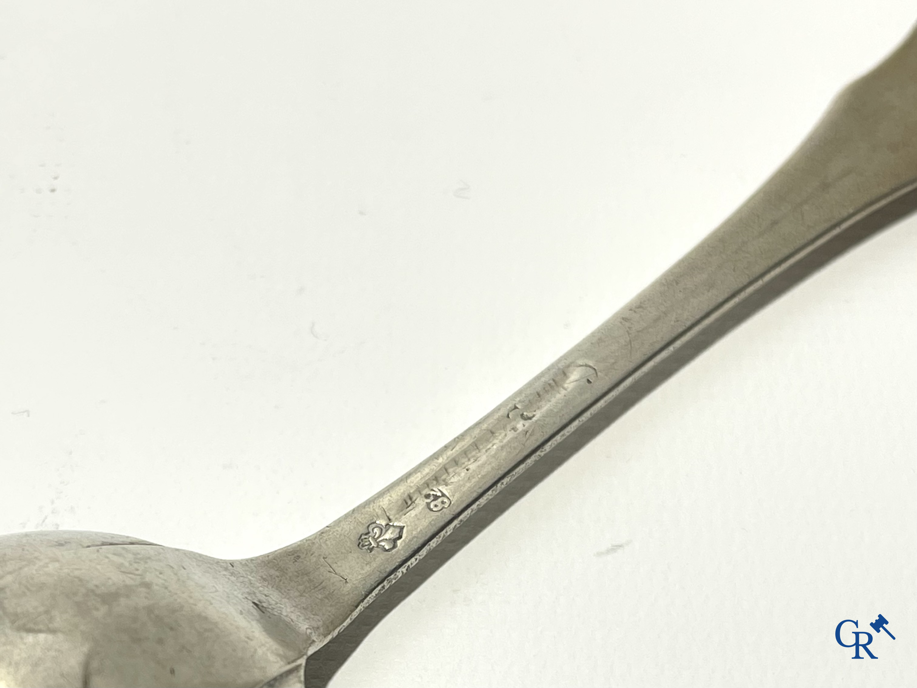 Zilver. 6 vormstukken in zilver, voornamelijk Sterling en een 18e eeuws mes in zilver.