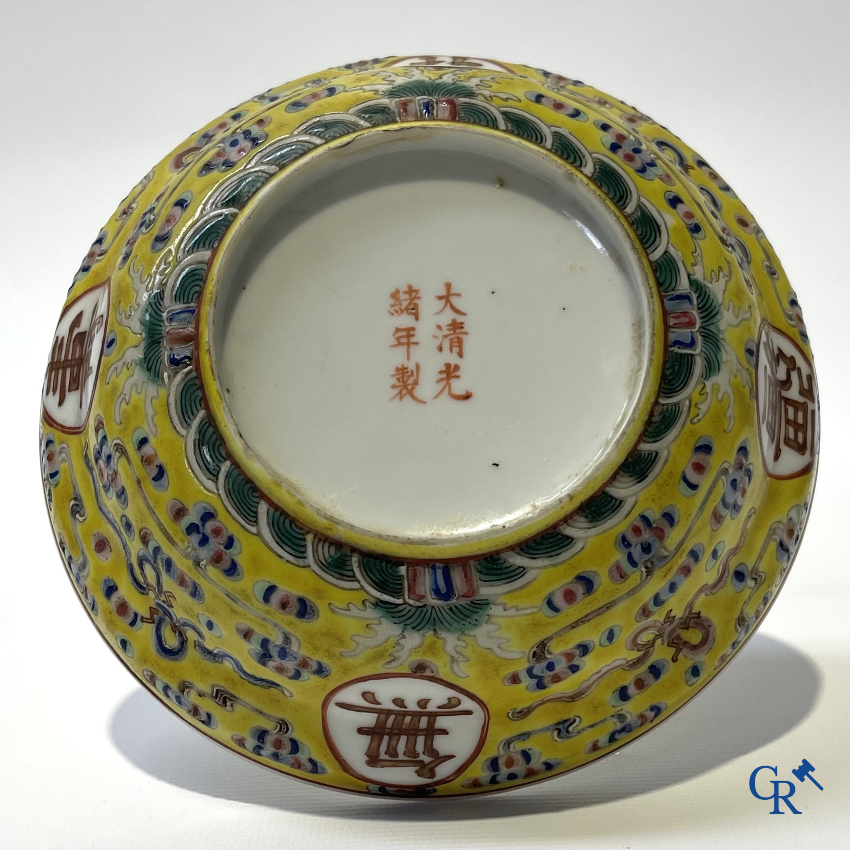 Aziatica. China. Een kavel met Canton porselein, een theepot en famille rose porselein met gele ondergrond.