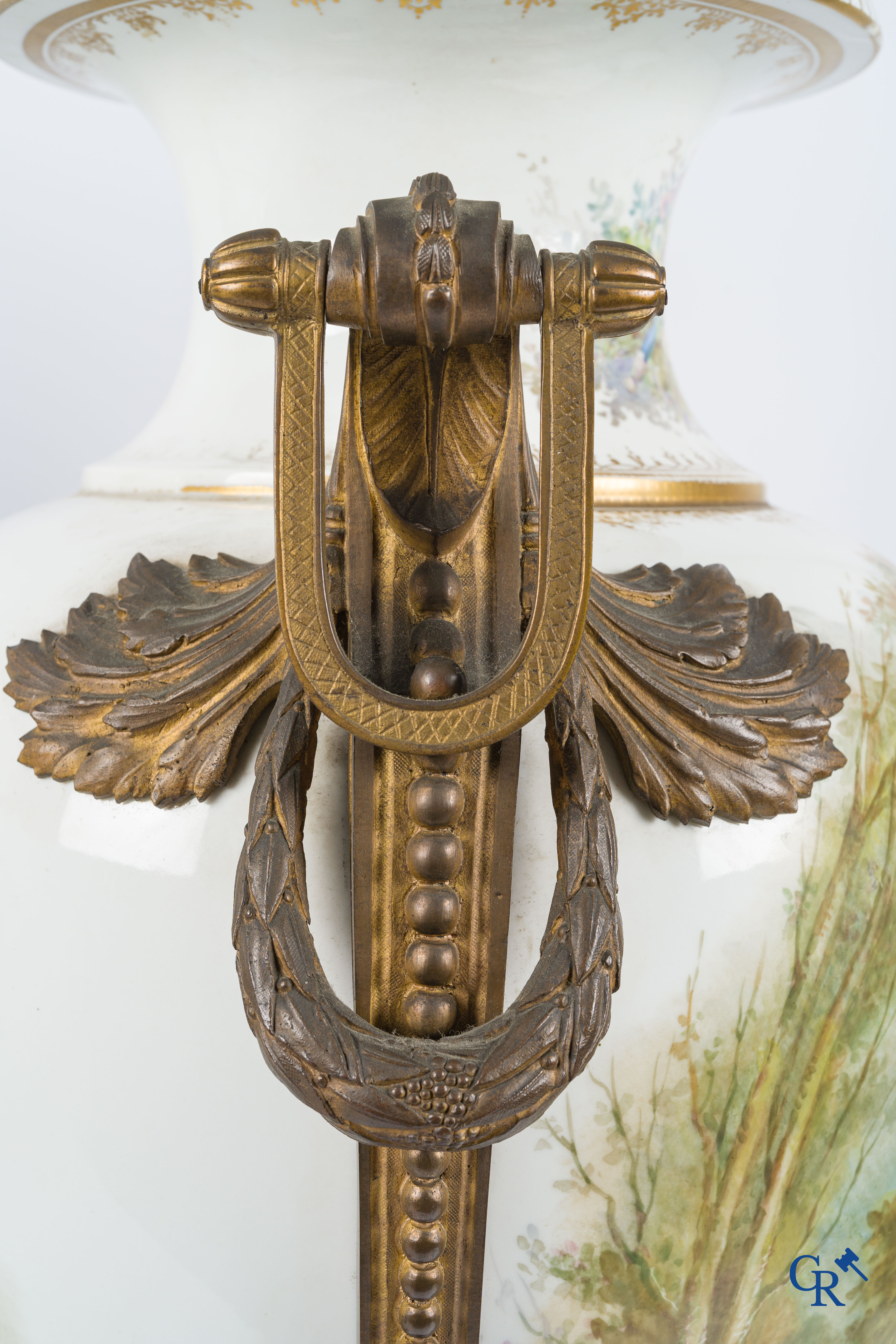 Sèvres. Een paar grote vazen op draaisokkel in Sèvres porselein met bronzen monturen. Gesigneerd Bertren. LXVI-stijl.