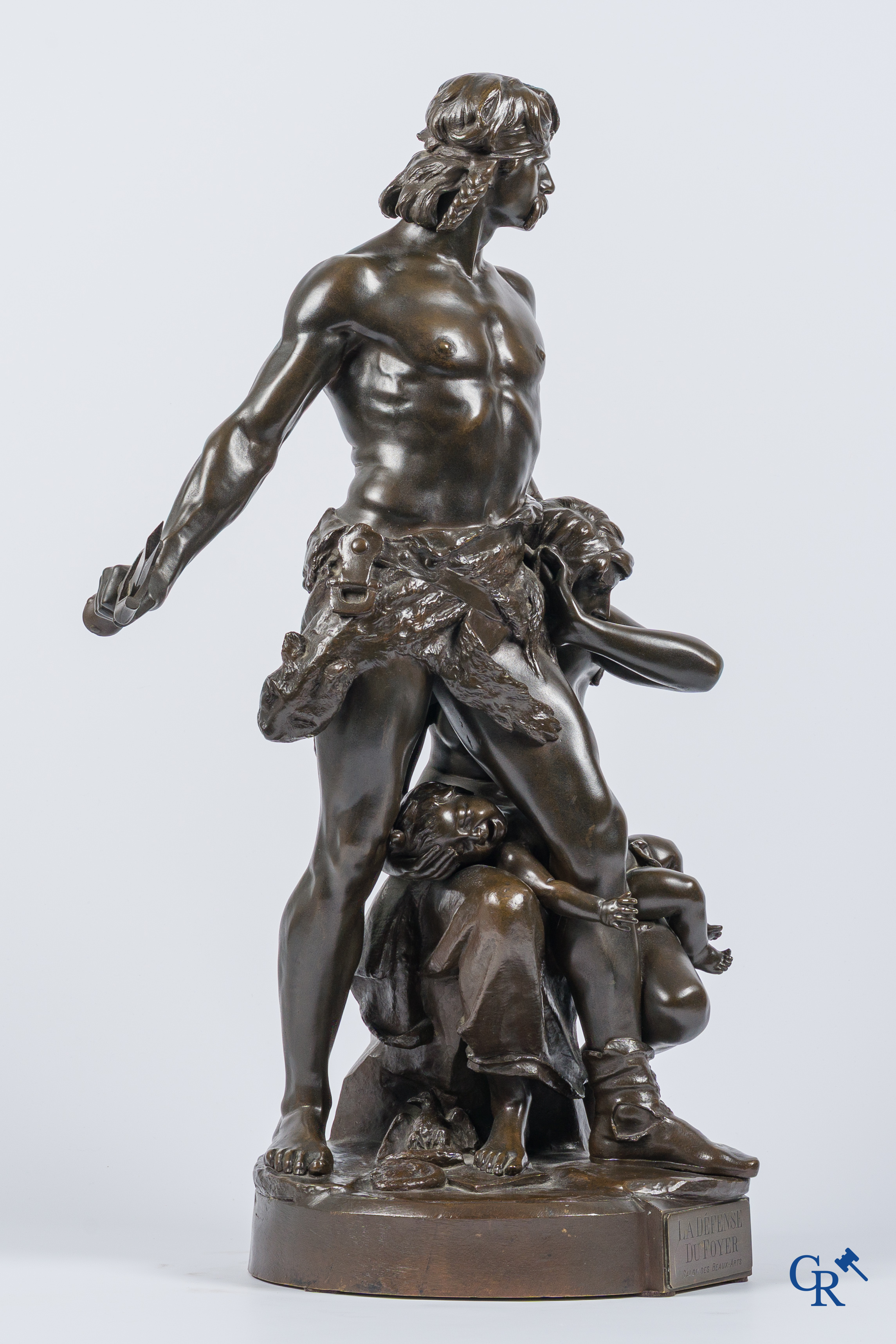 Emile André Boisseau (1842-1923) La défense du foyer. Salon des Beaux Art. Gieterijstempel Société des bronzes de Paris.