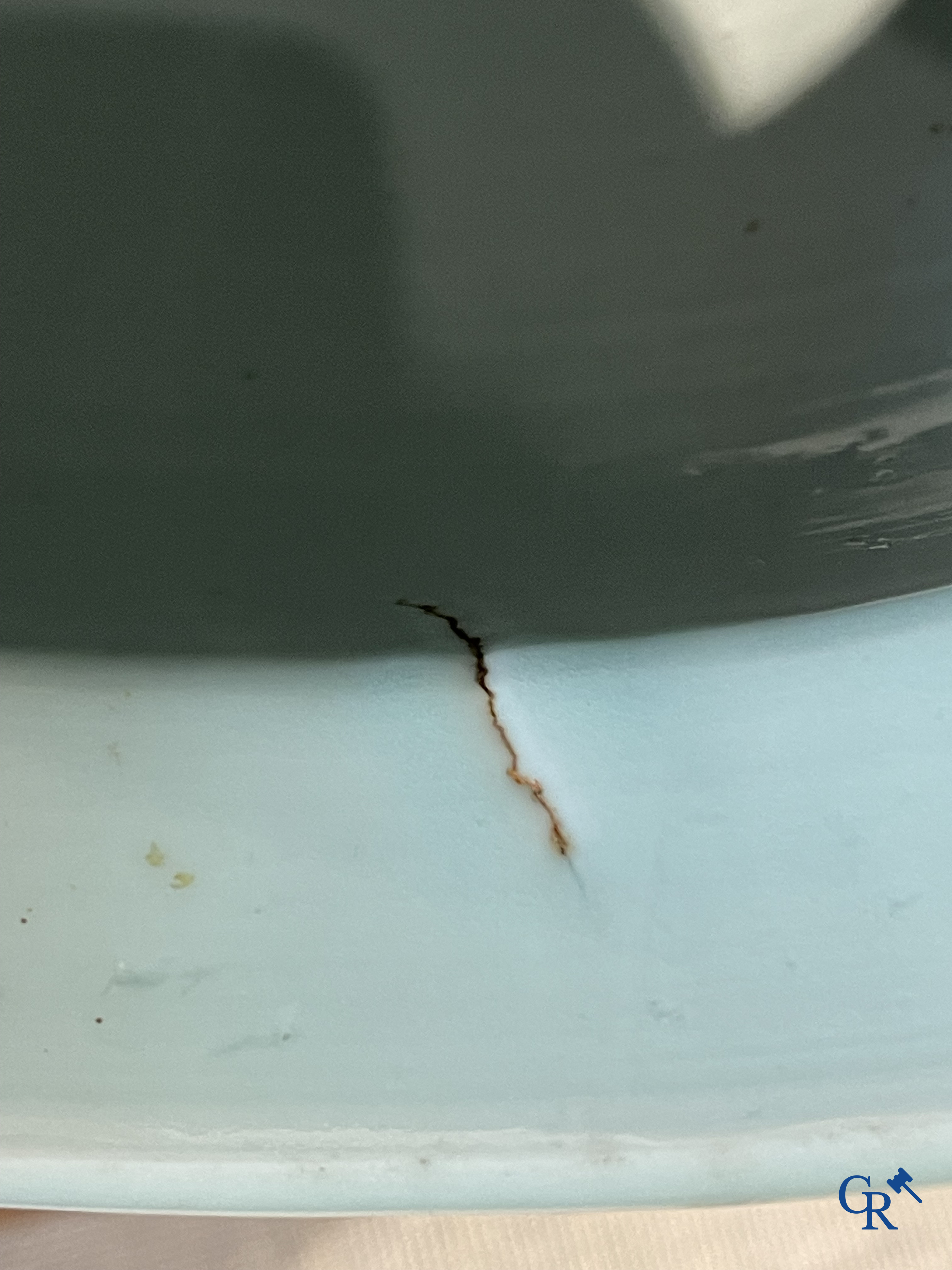 Asian Art. Chinese porcelain. A massive Chinese blue and white baluster vase and lid with lotus roll decor. 19th century.