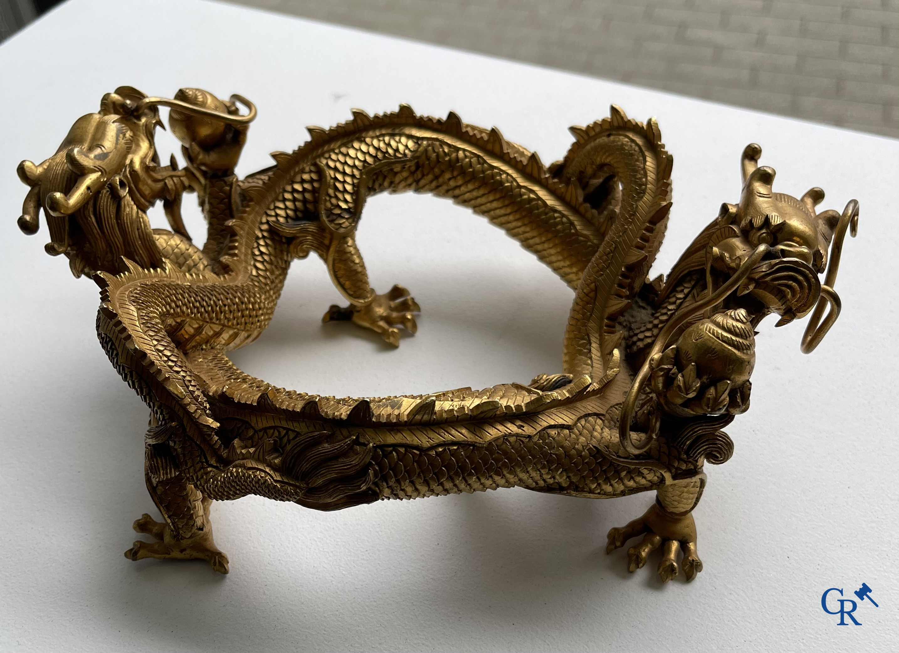 Aziatica. China. Een zeldzame Chinese drakensokkel in verguld brons. Qing Dynastie.