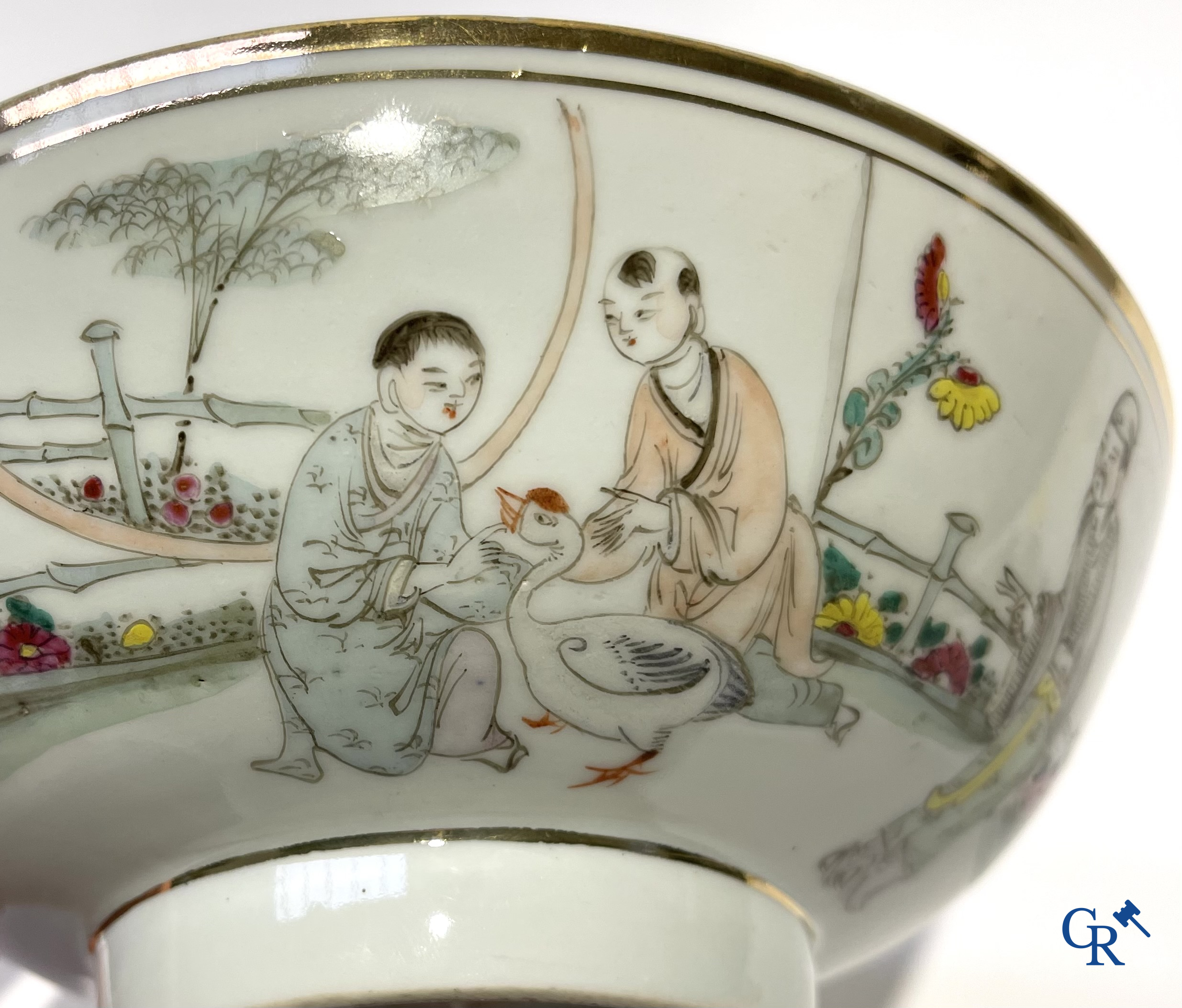 Aziatica. Chinees porselein. Een kavel van 2 Chinese theepotten en een Chinese kom.