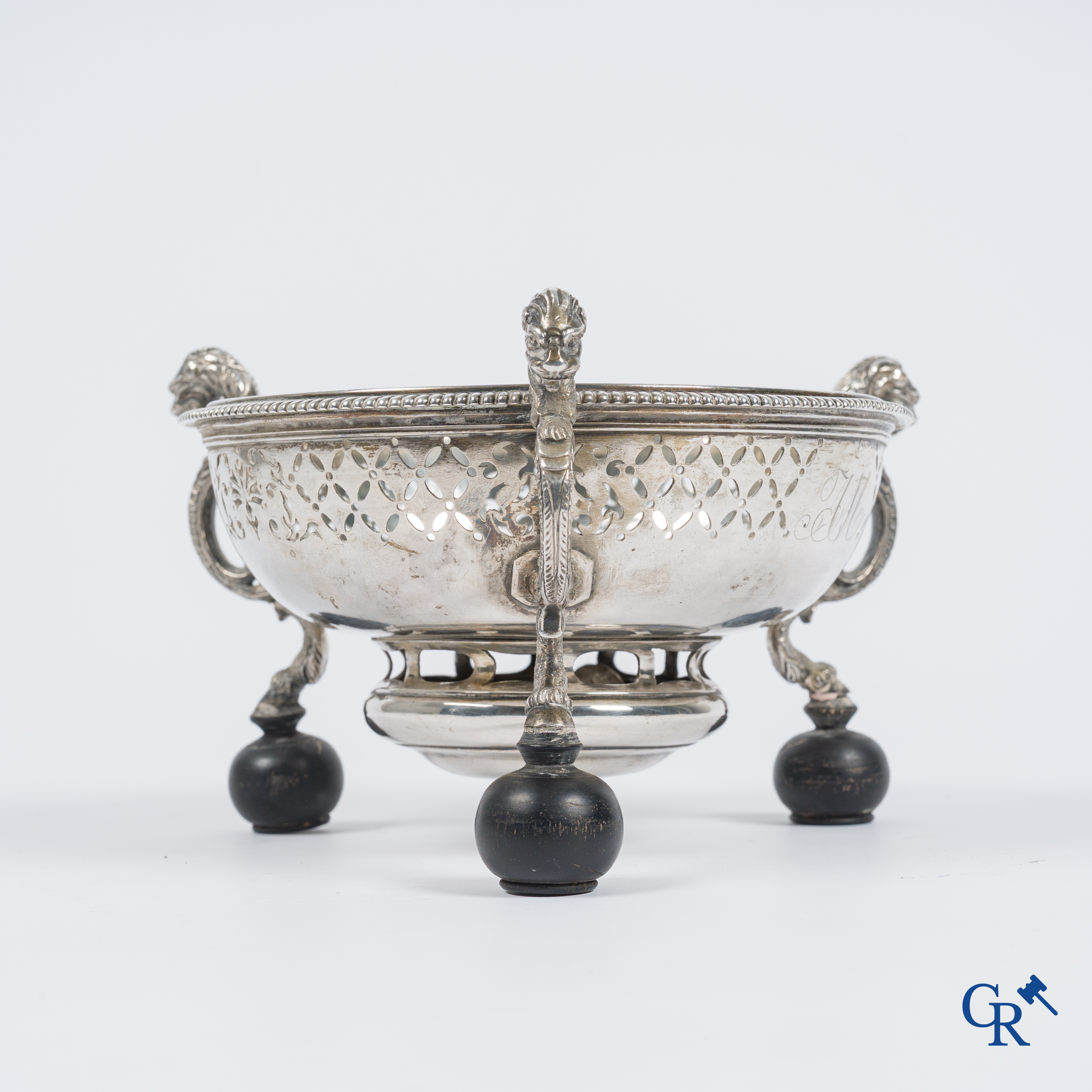 Zilver. Drie-potig tafelfornuis of "Réchaud à braises" Geen keurmerken zichtbaar. Waarschijnlijk Bergen, begin 18e eeuw.