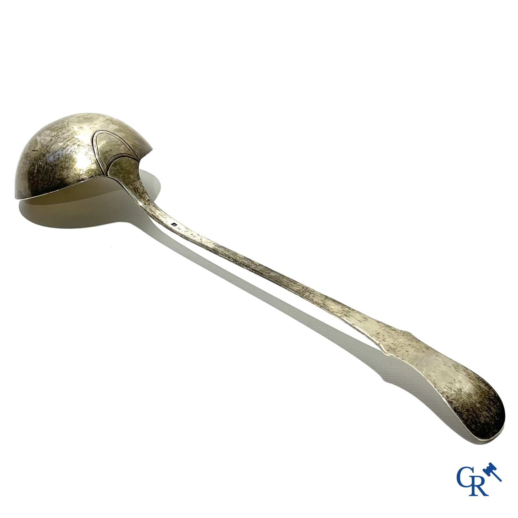 Grote zilveren pollepel. Meerdere onleesbare keurmerken. Belgisch werk, 18e eeuw.