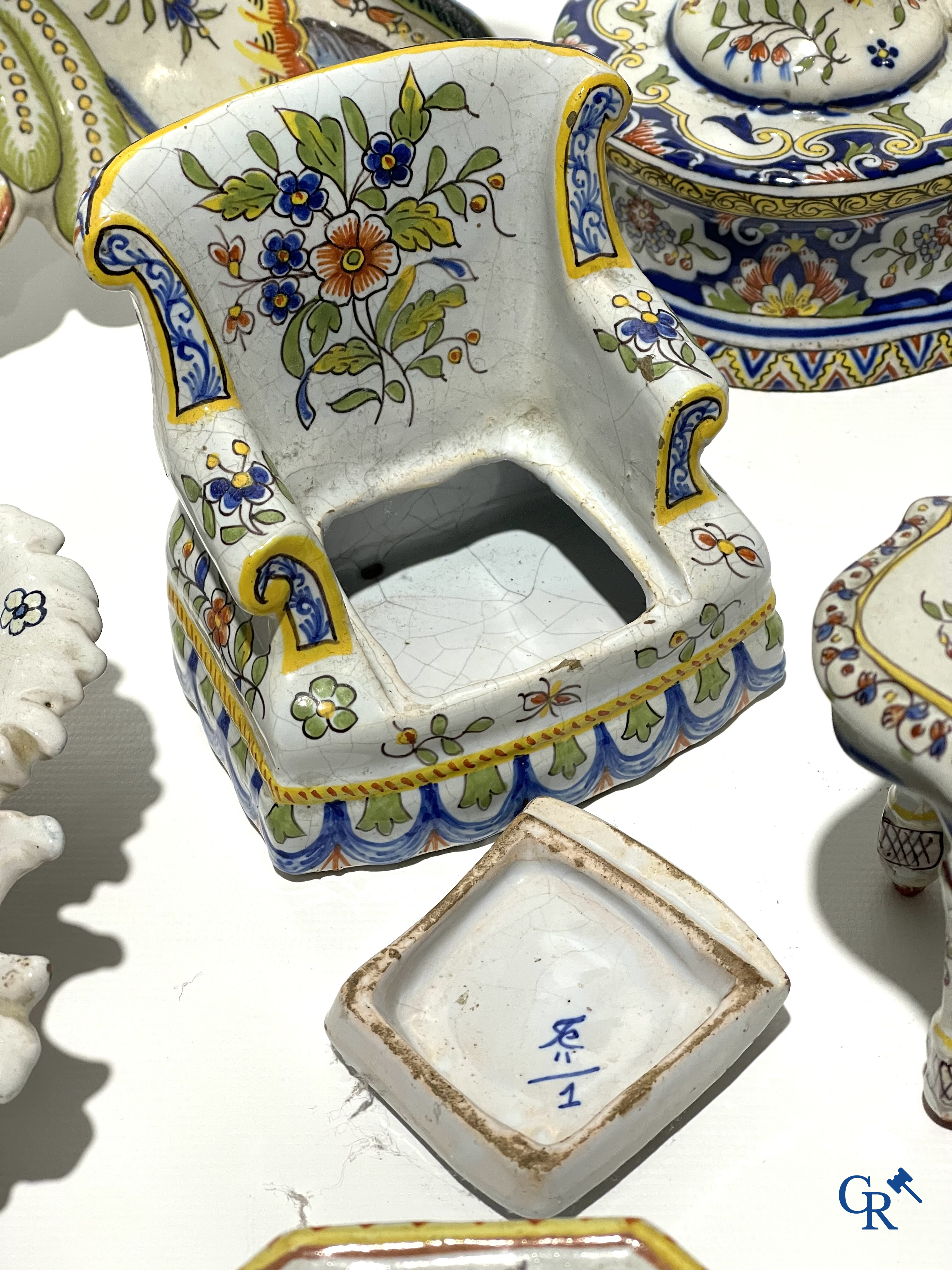 Faience van Rouen, Devres. Interessant en groot lot met diverse polychrome vormstukken. 19e eeuw.