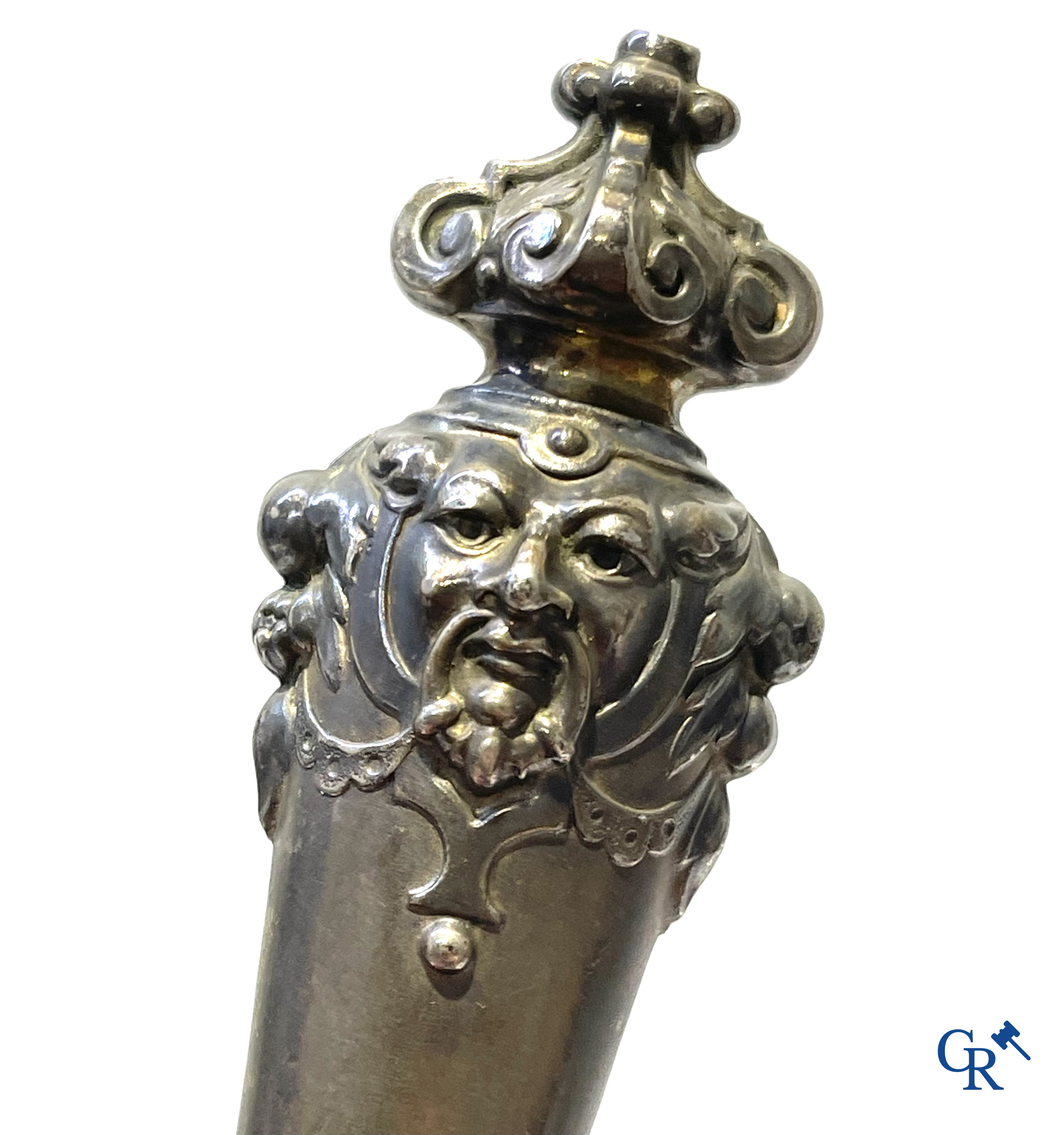 Zilver. Toiletstel in zilver 835°/00, een taartschep in zilver 800°/00 en een taart servies, niet gemerkt.