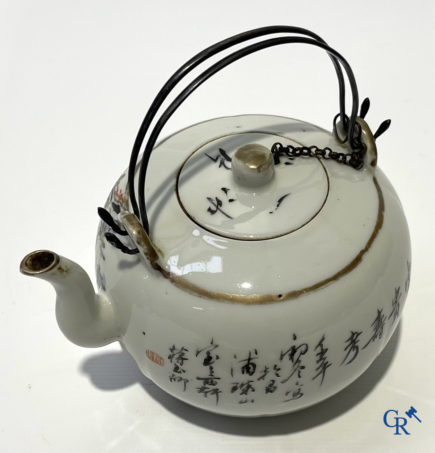 Aziatica. Chinees porselein. Een kavel van 2 Chinese theepotten en een Chinese kom.