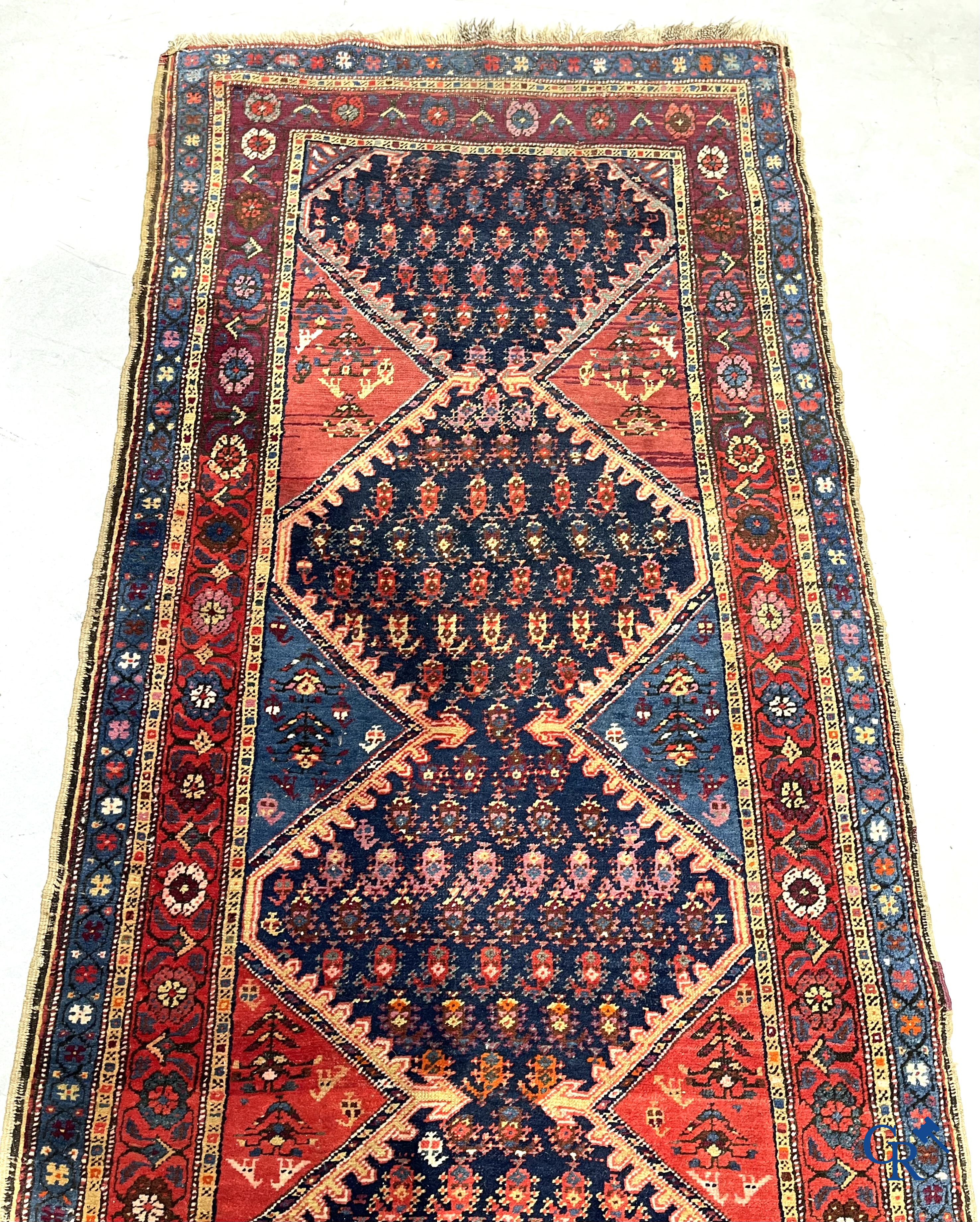 Oosterse tapijten. Een grote handgeknoopte antieke loper met geometrische motieven. 19e eeuw.