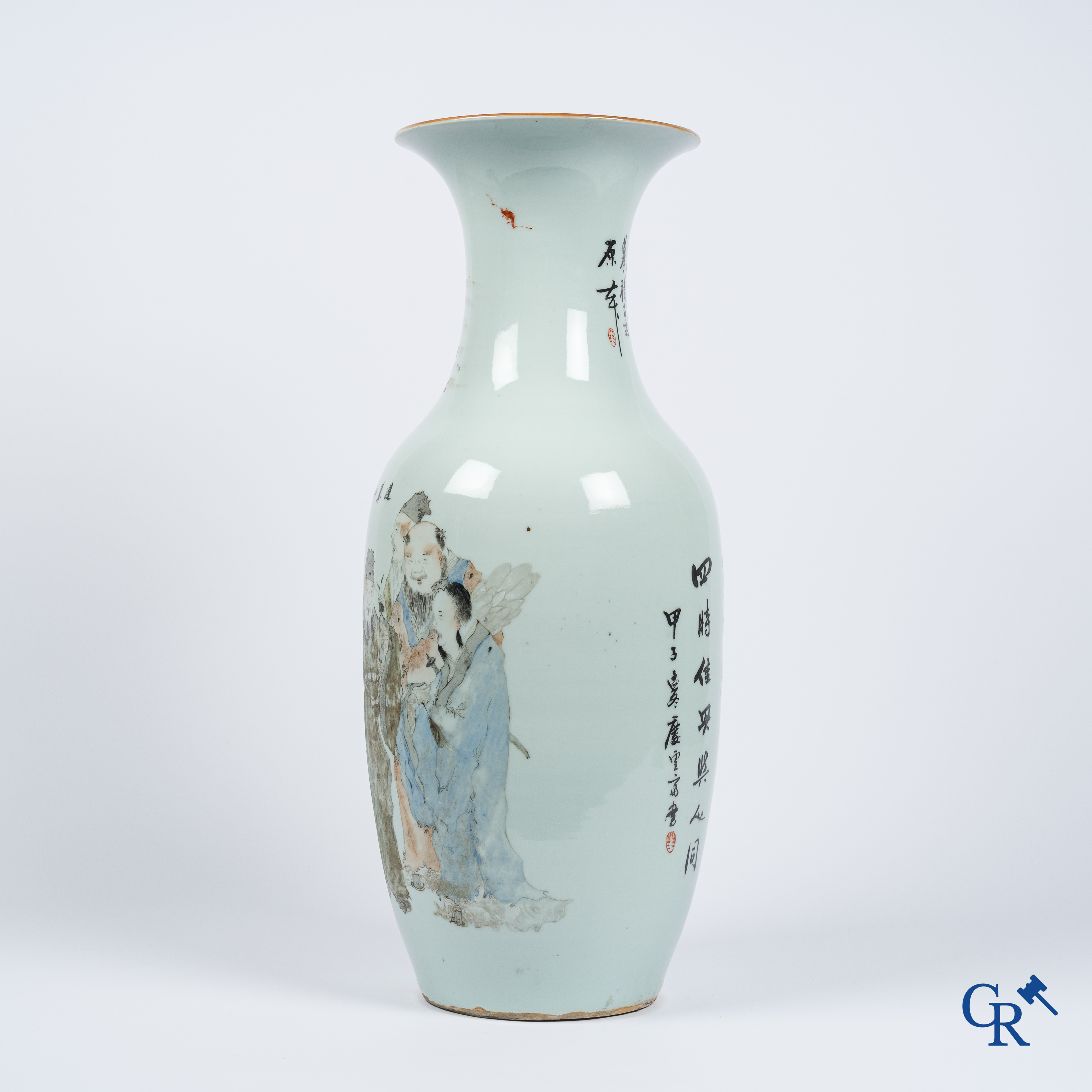 Aziatica. Chinese qianjiang cai vaas in porselein met onsterfelijken en kalligrafie. Gesigneerd. 19e-20ste eeuw.