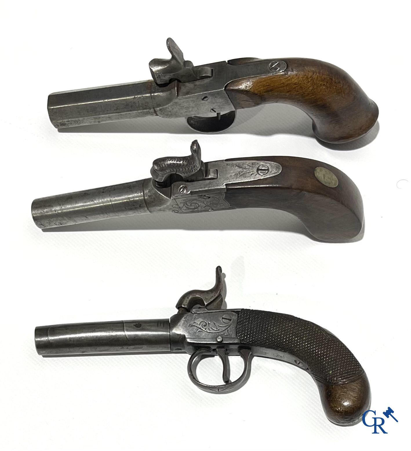 Een kavel van 3 antieke pistolen en een revolver. 19de eeuw.