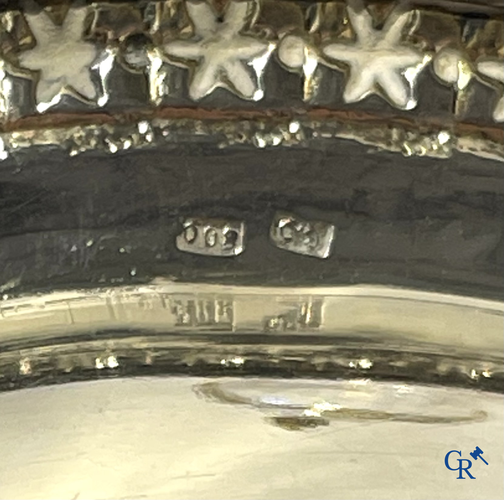 Een kavel van een paar karaffen in kristal, een inktstel in zilver 800°/00, een dekselvaas bijgevoegd.