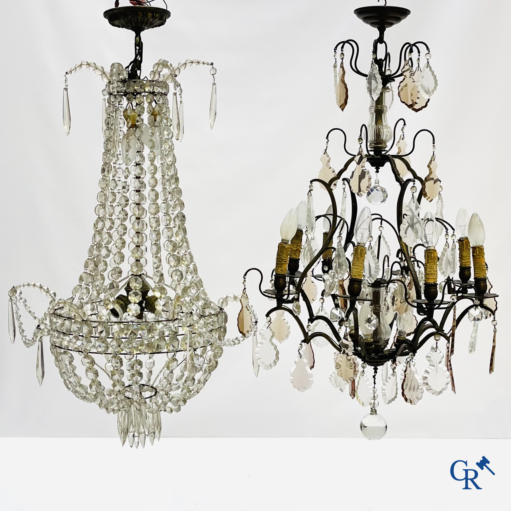 Een kavel van 2 luchters met kristal en een paar bronzen wandlichten.