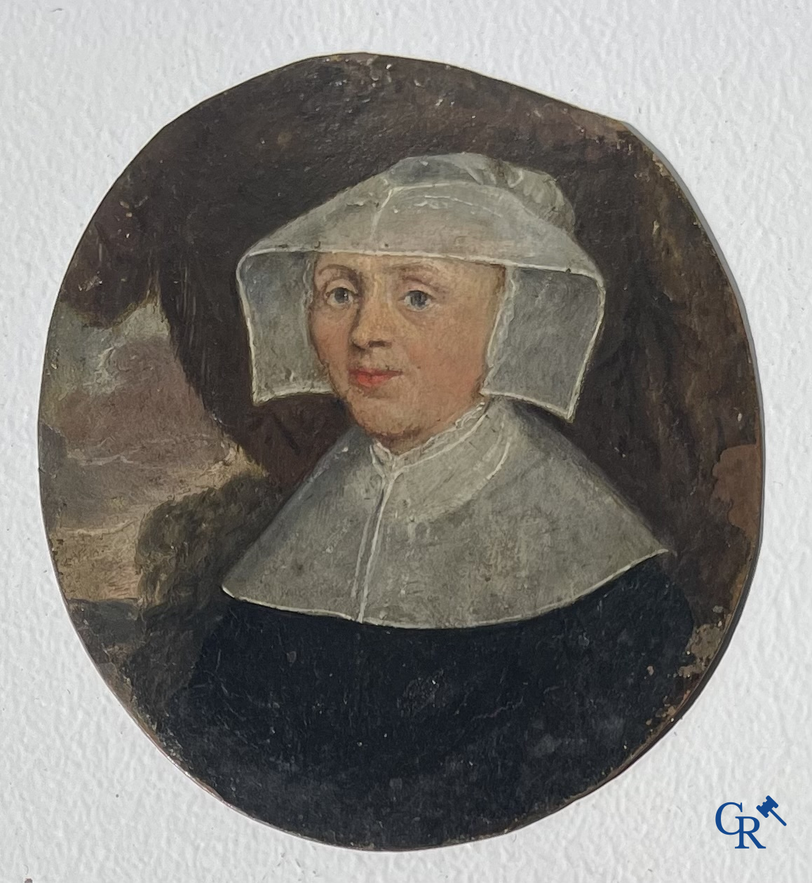 Miniatuurportret van een dame in traditionele kledij met witte kap. Olie op koper. 18e-19e eeuw.