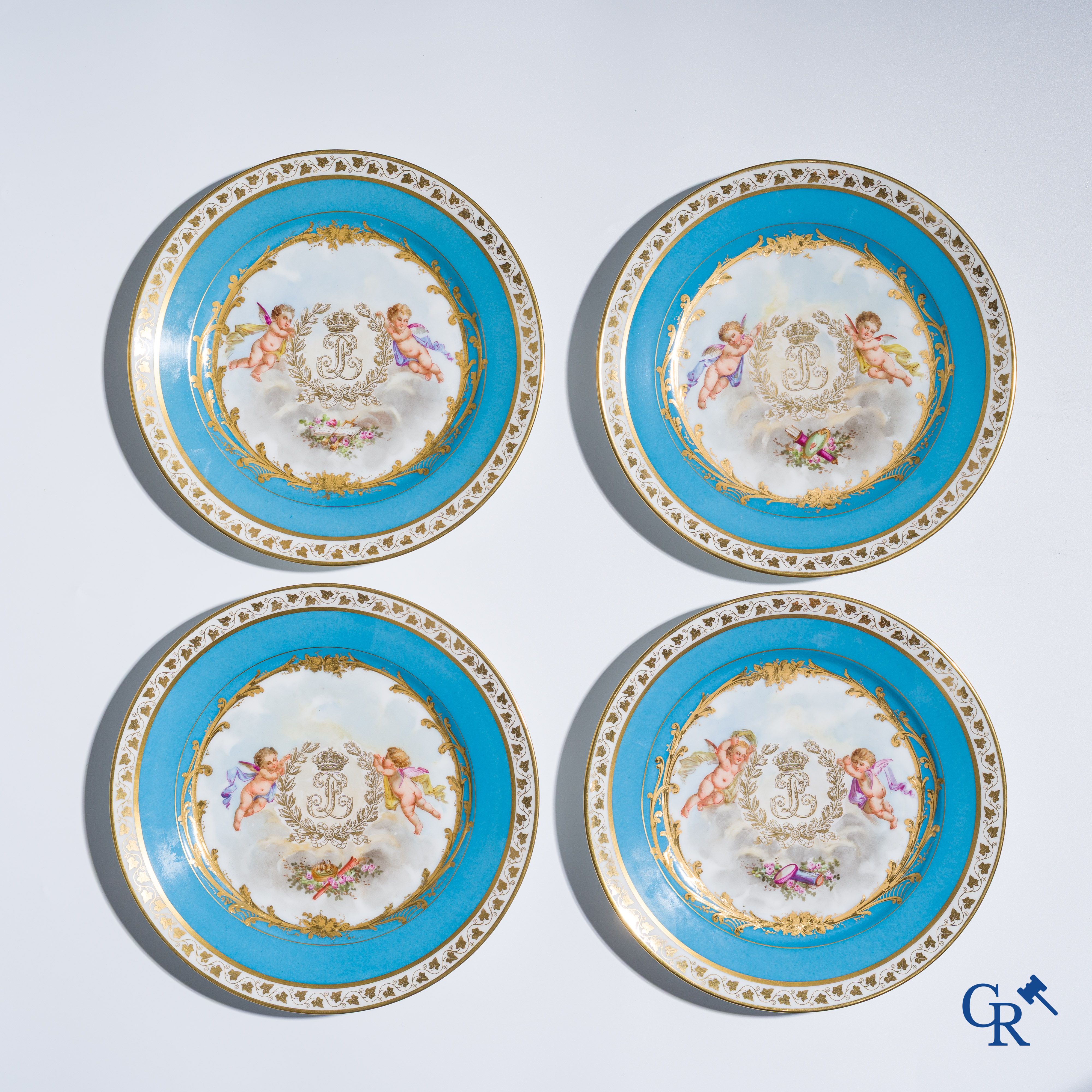 Sèvres. Château des Tuileries. Uitzonderlijke reeks van 12 borden in Sèvres porselein. Napoleon III periode.