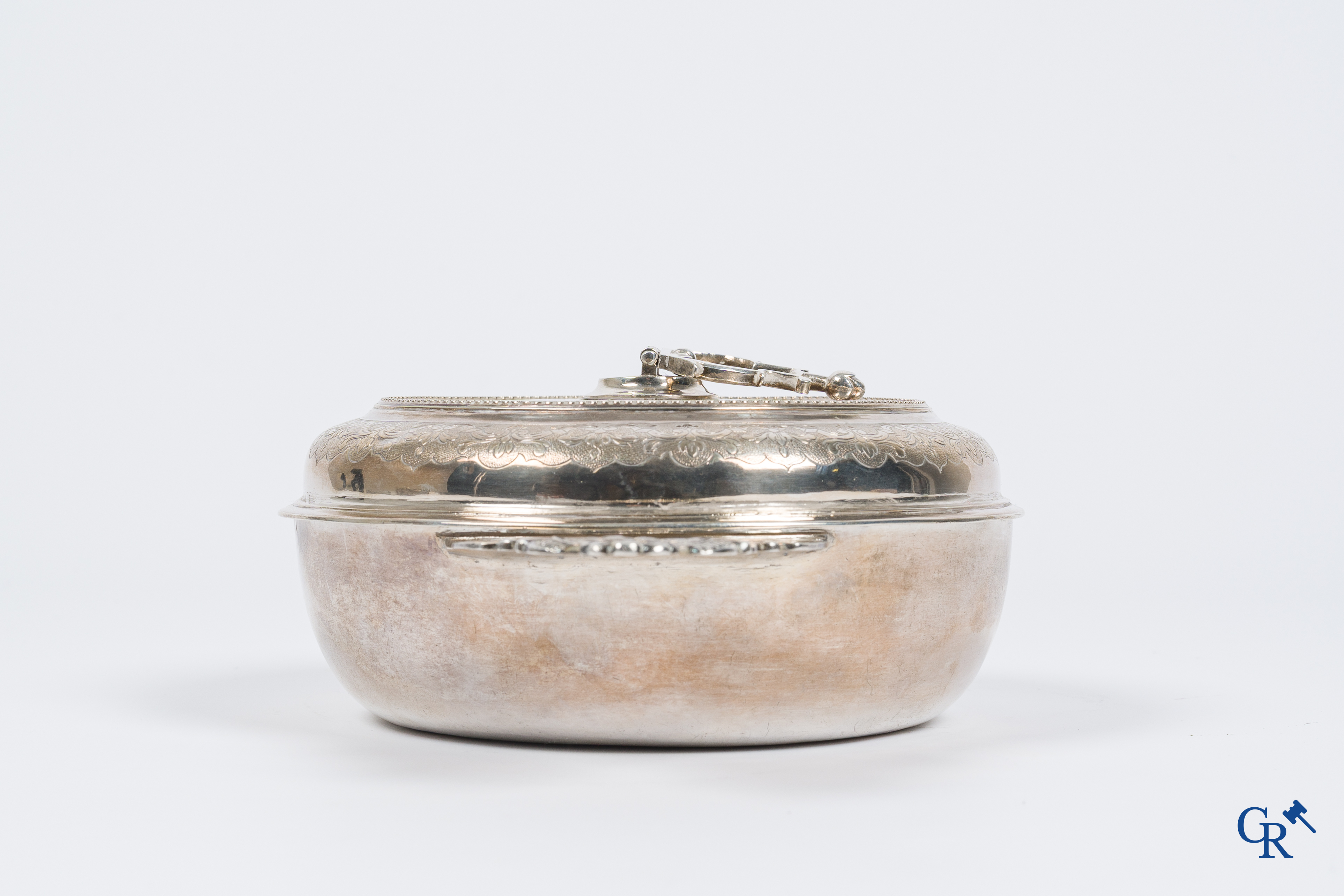 Zilver. Mechelen, 1ste helft 18e eeuw, circa 1720.  Ronde dekselschotel met 2 platte handvaten. Meestermerk met anker.