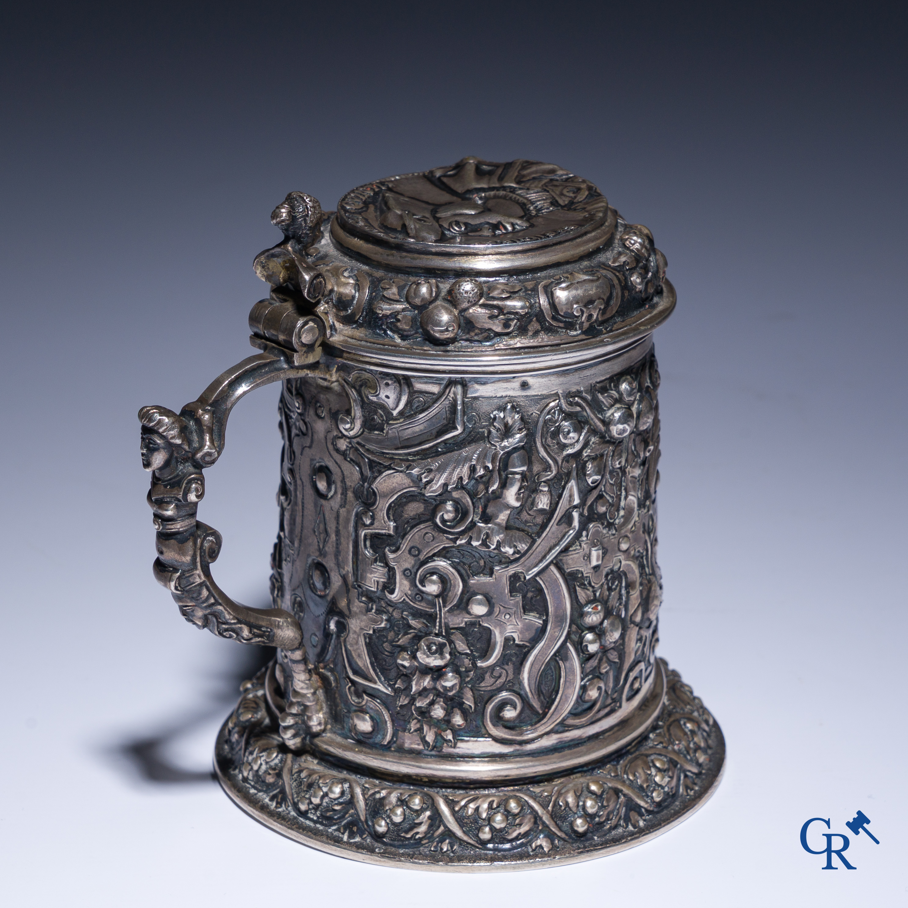 Zilver, Tankard. Profiel van Karel V "Karoli qvinti effigies" en een afbeelding van de Zuilen van Hercules.