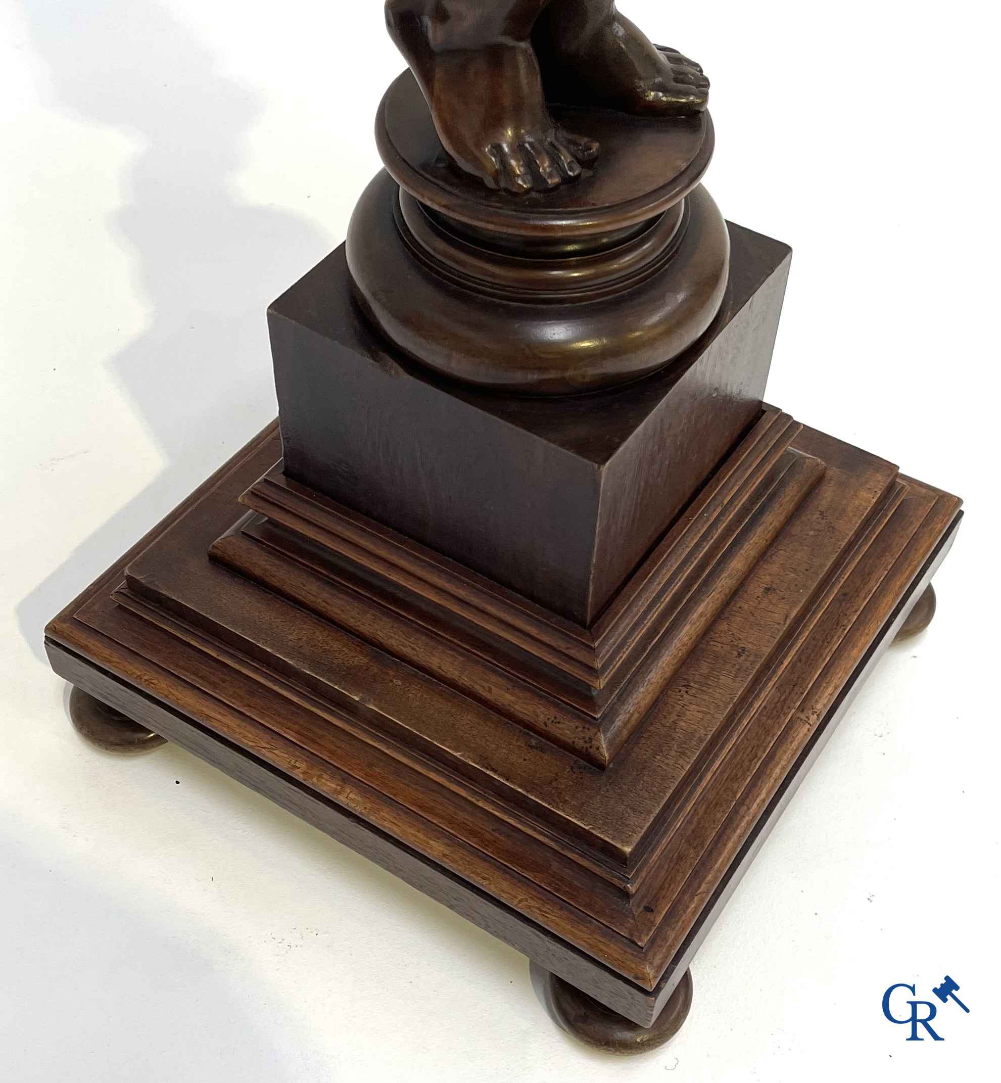 Een gesculpteerde sokkel in fruithout met putti. Circa 1920.