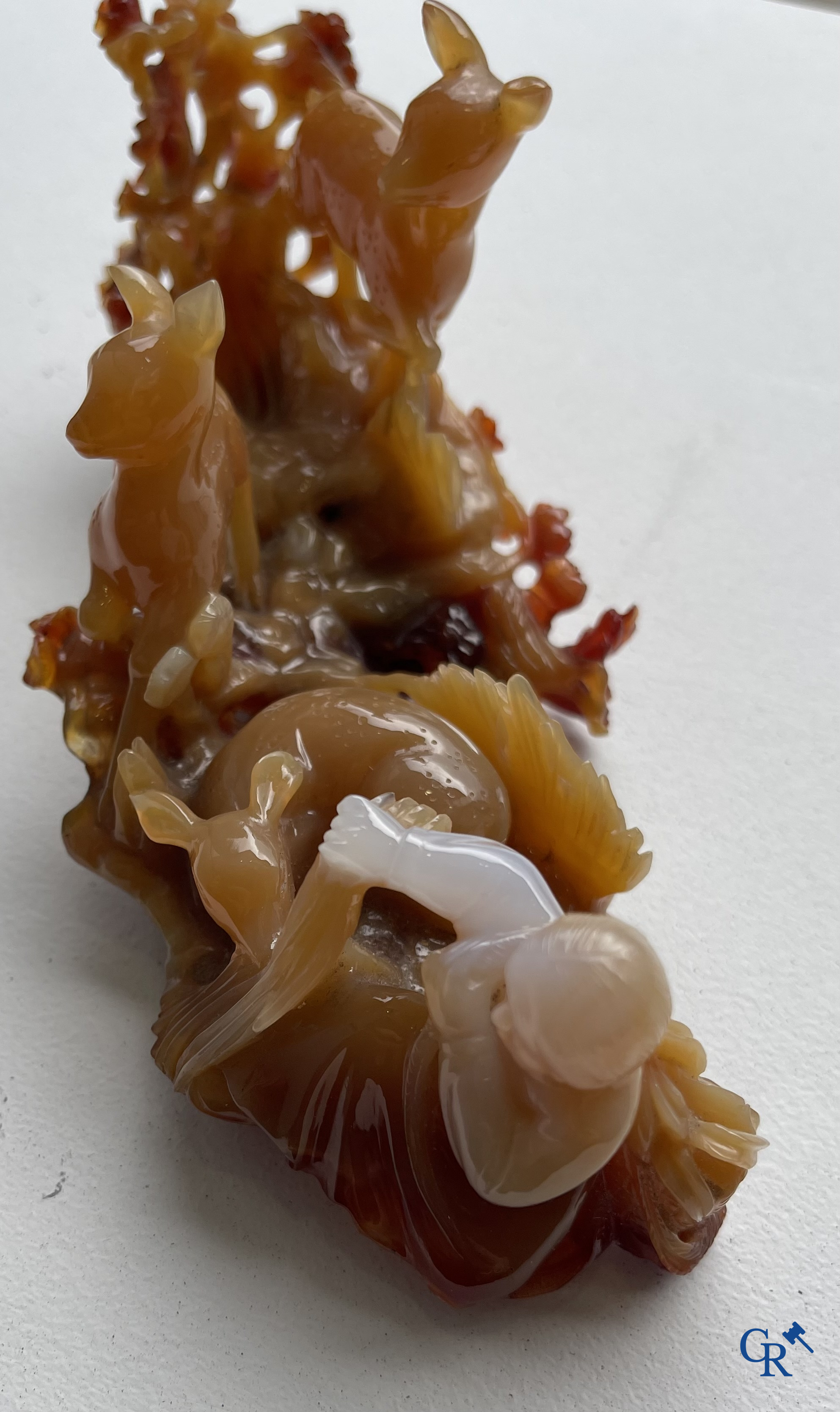 Aziatica, China. 2 groepen in edele gesteente op houten sokkel. Agaat en Lapis lazulli. 20ste eeuw.