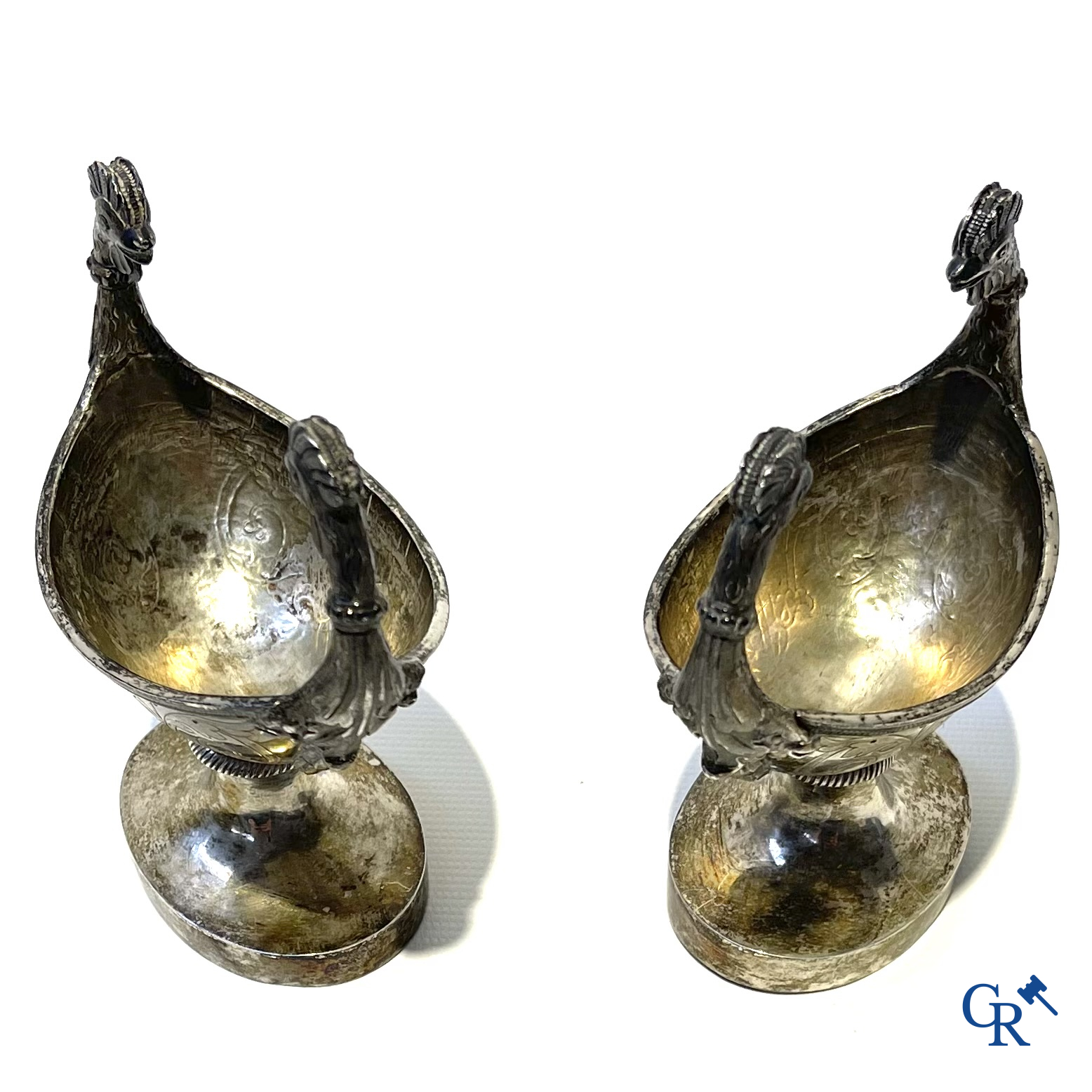 Paar zilveren zoutvaatjes met hanenkopmotief. Zilver 2de gehalte. Meerdere keurmerken. Belgisch werk 19e eeuw.