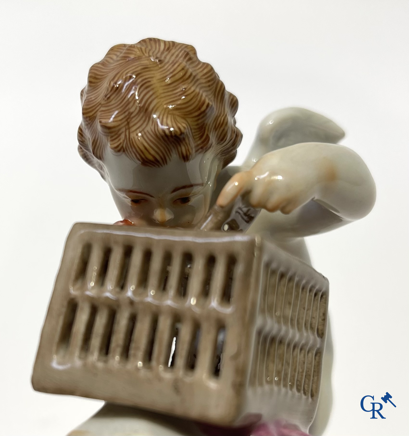 Paar vazen in Parijs porselein, Empire en een groep in Meissen porselein. 19e eeuw.