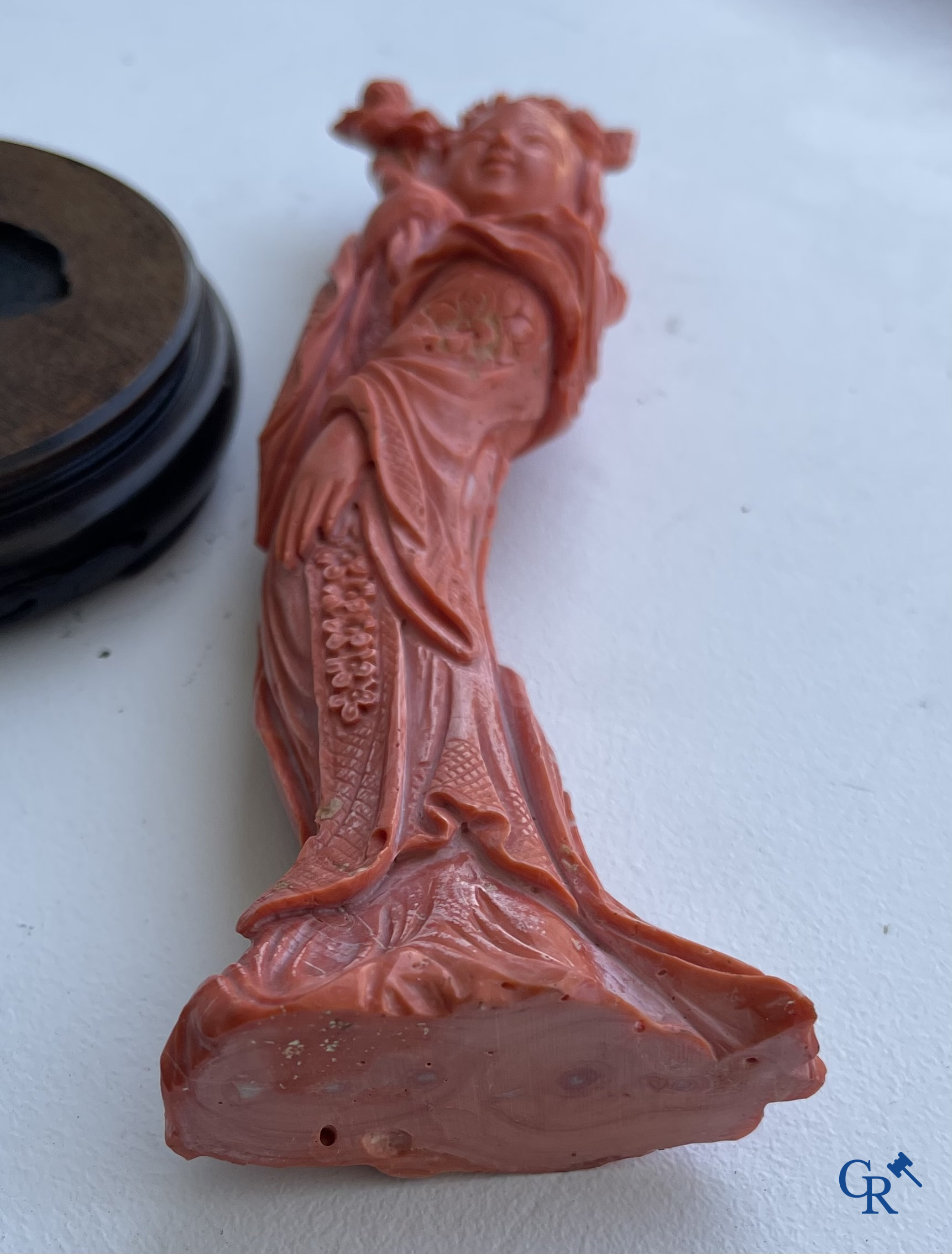 Aziatica, China. Een rode koraal figuur van een Chinese dame op houten sokkel.