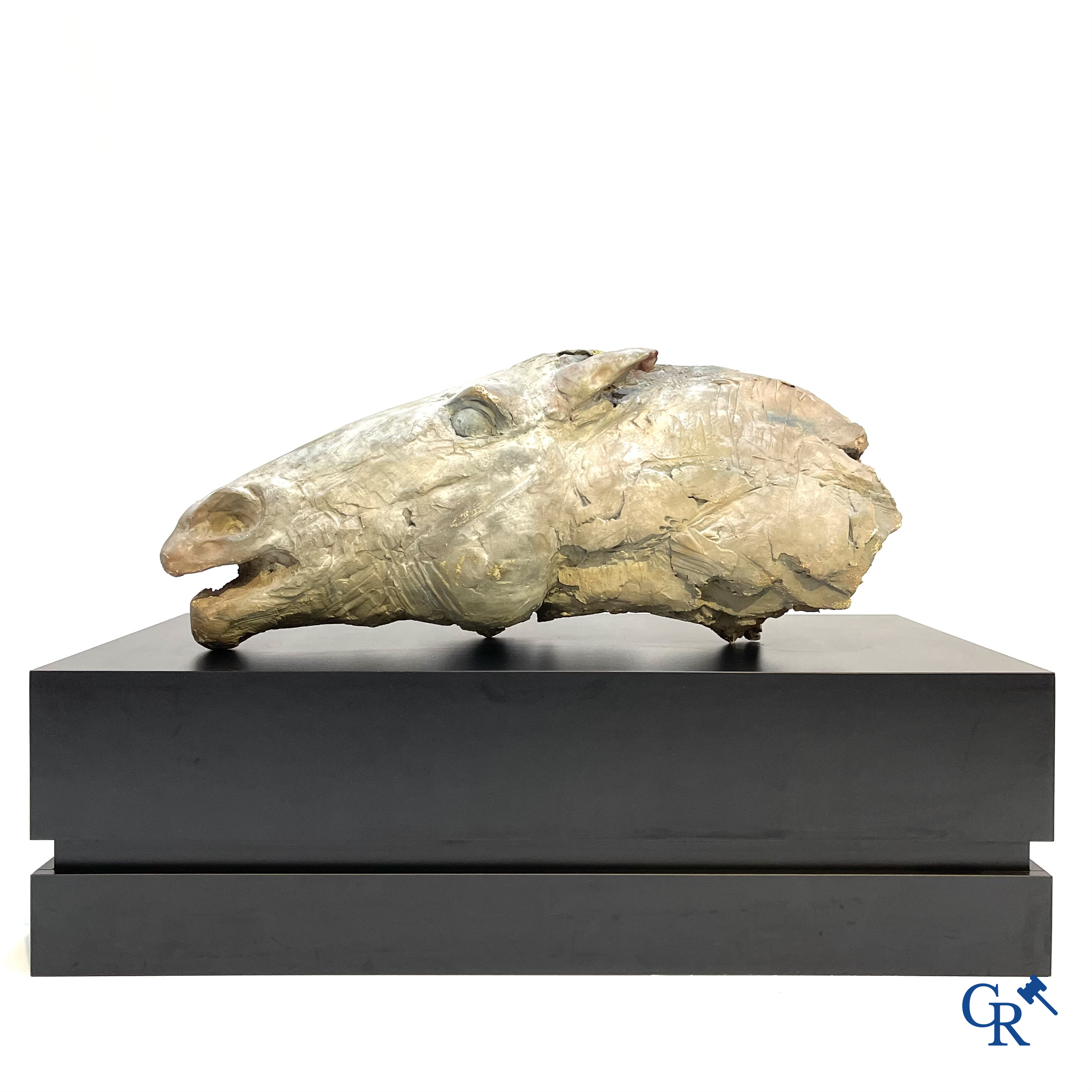 Een grote esquisse in plaaster van een paardenhoofd. Niet gesigneerd.