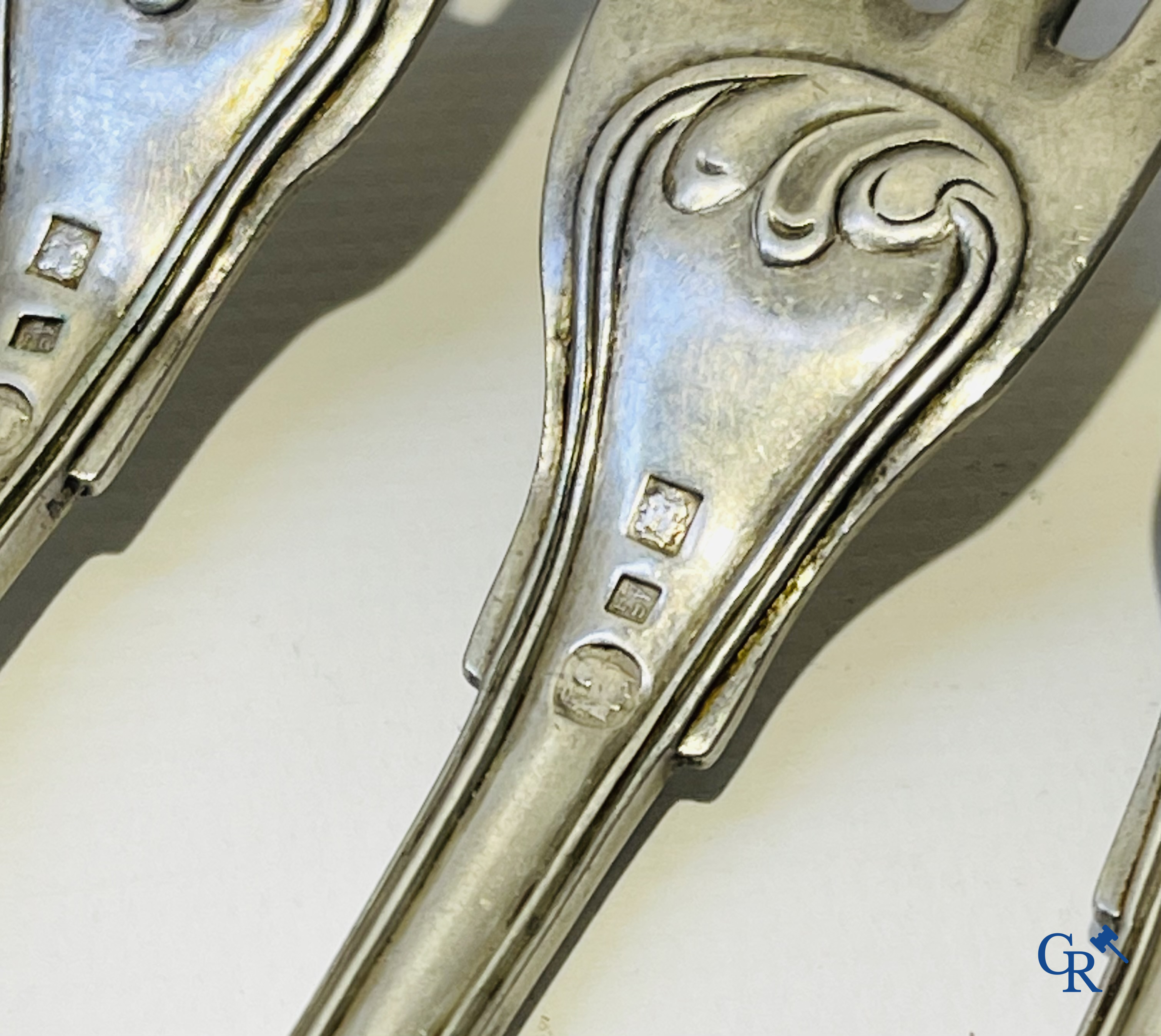 Zilver. Lot betaande uit 12 stuks zilver bestek. België, 18e en 19e eeuw.