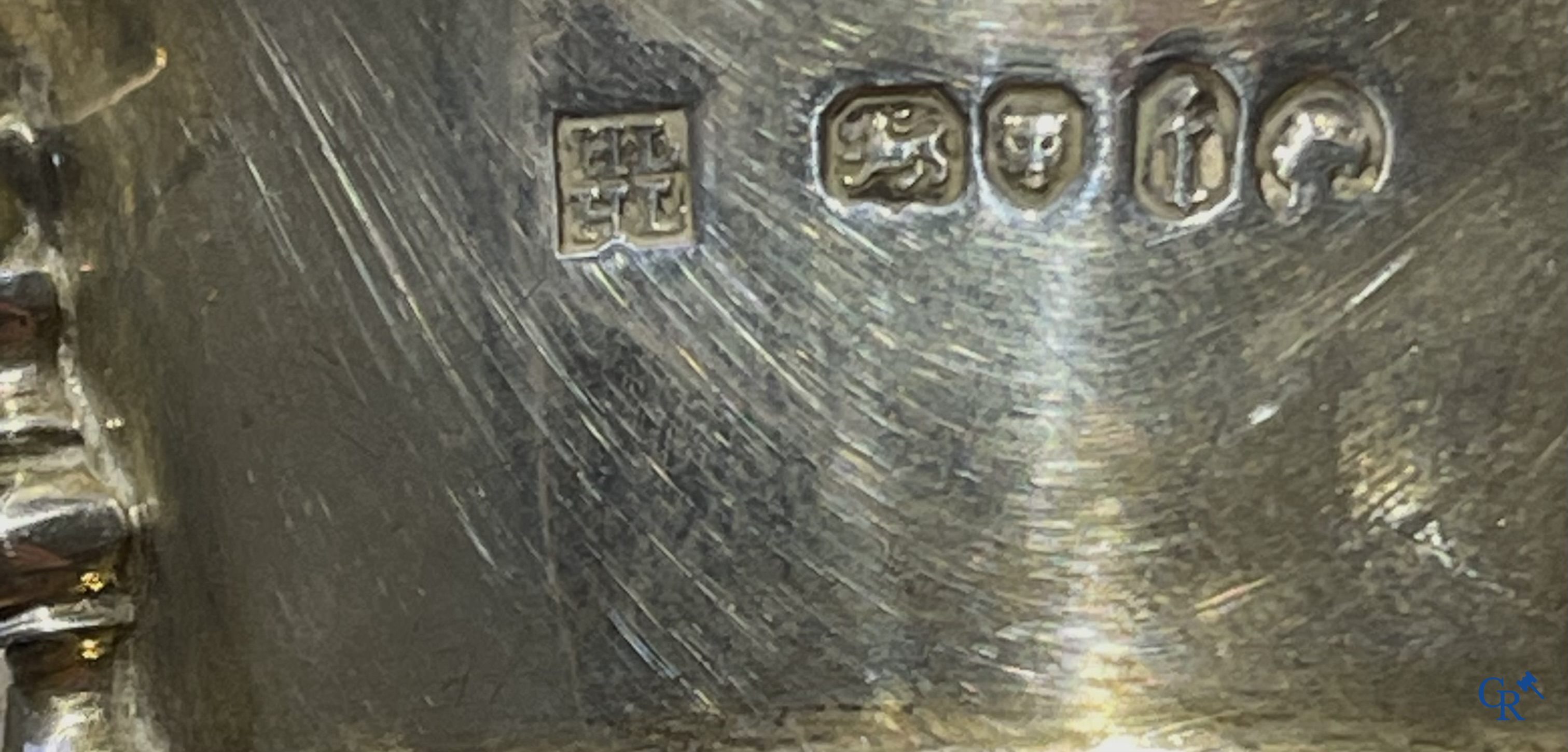 Zilver. 6 vormstukken in zilver, voornamelijk Sterling en een 18e eeuws mes in zilver.