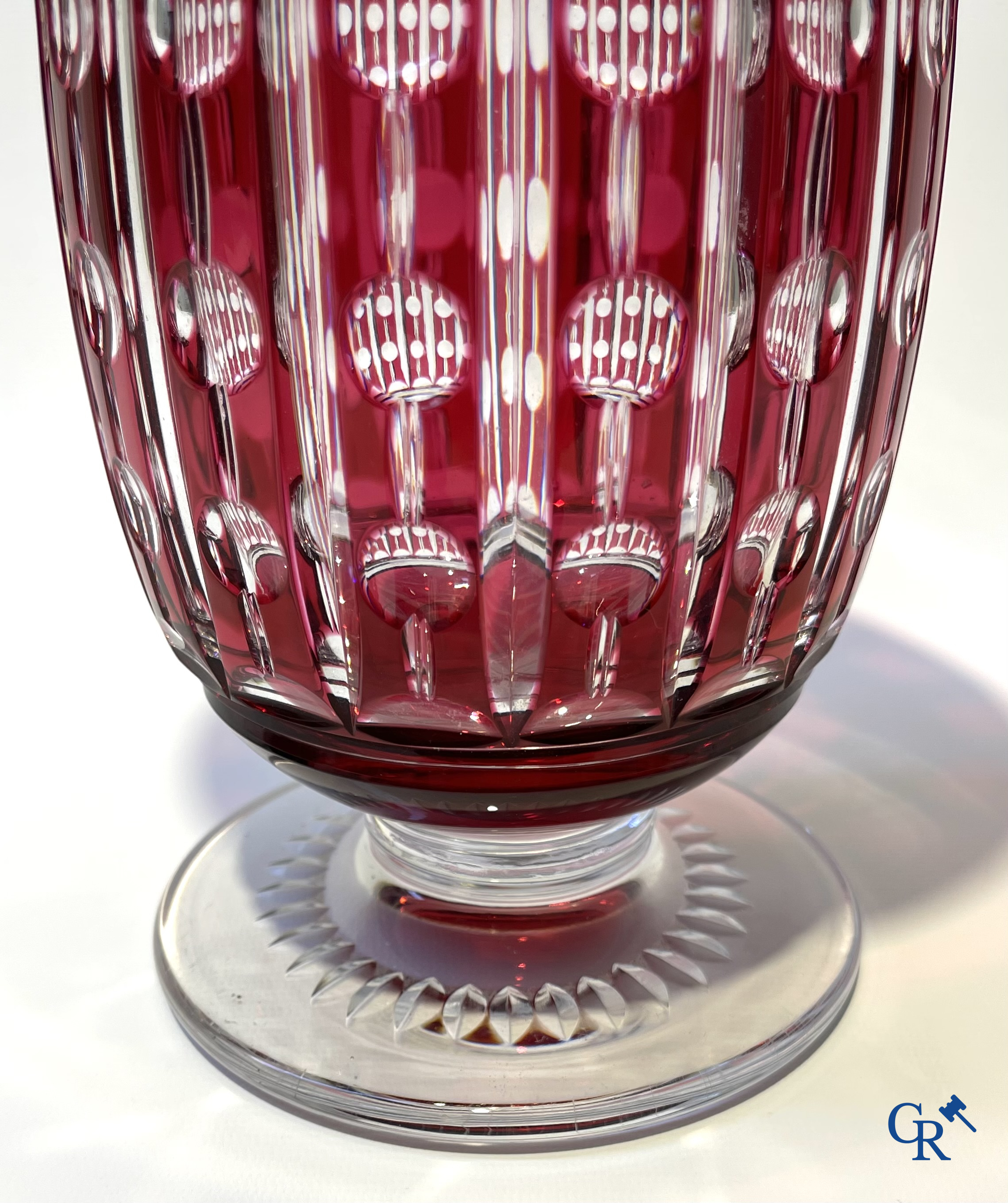 Val Saint Lambert. Art deco vaas in rood en helder geslepen kristal.