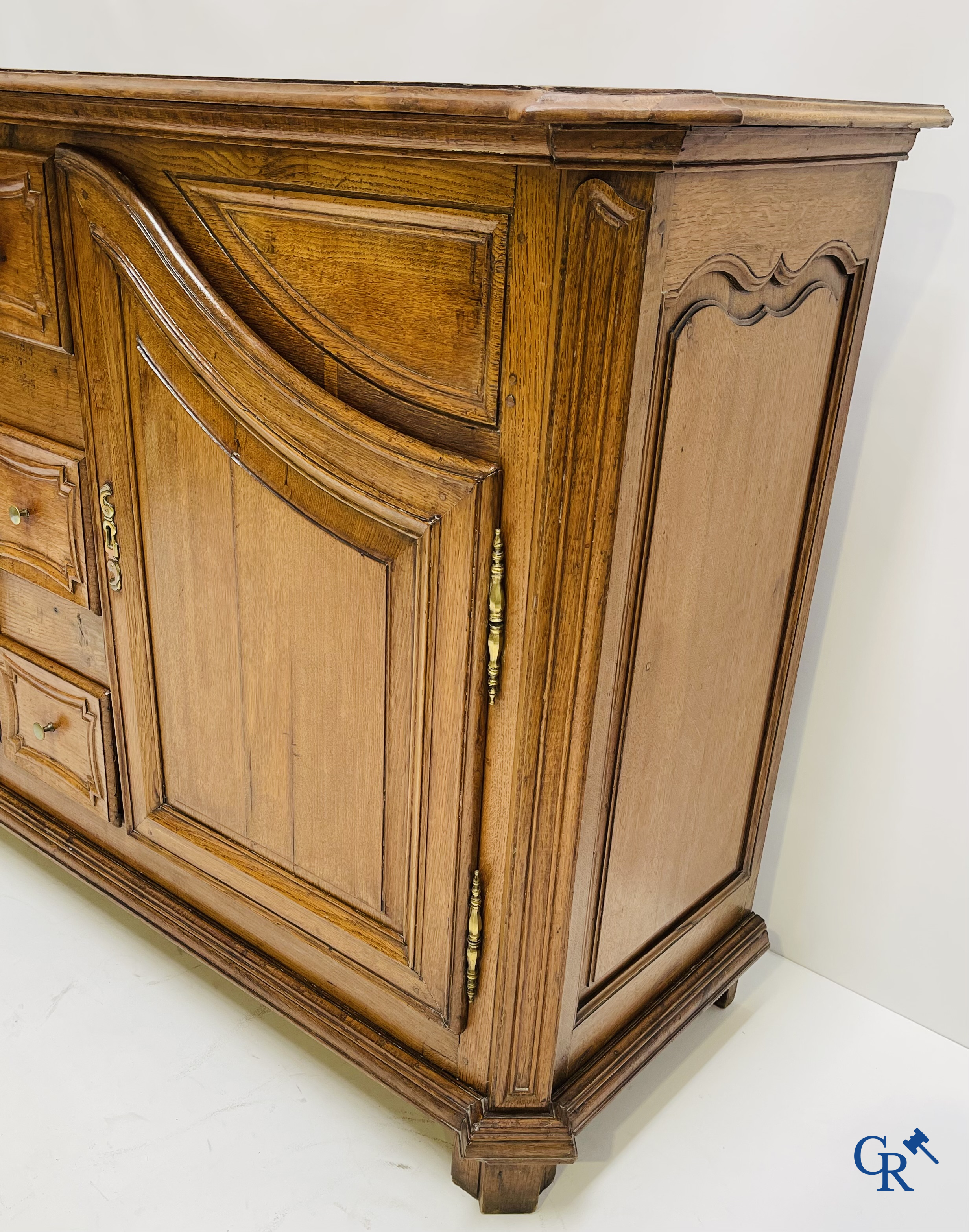 Eikenhouten franse dressoir. 2 deuren en 3 laden. Eind 18e eeuw.