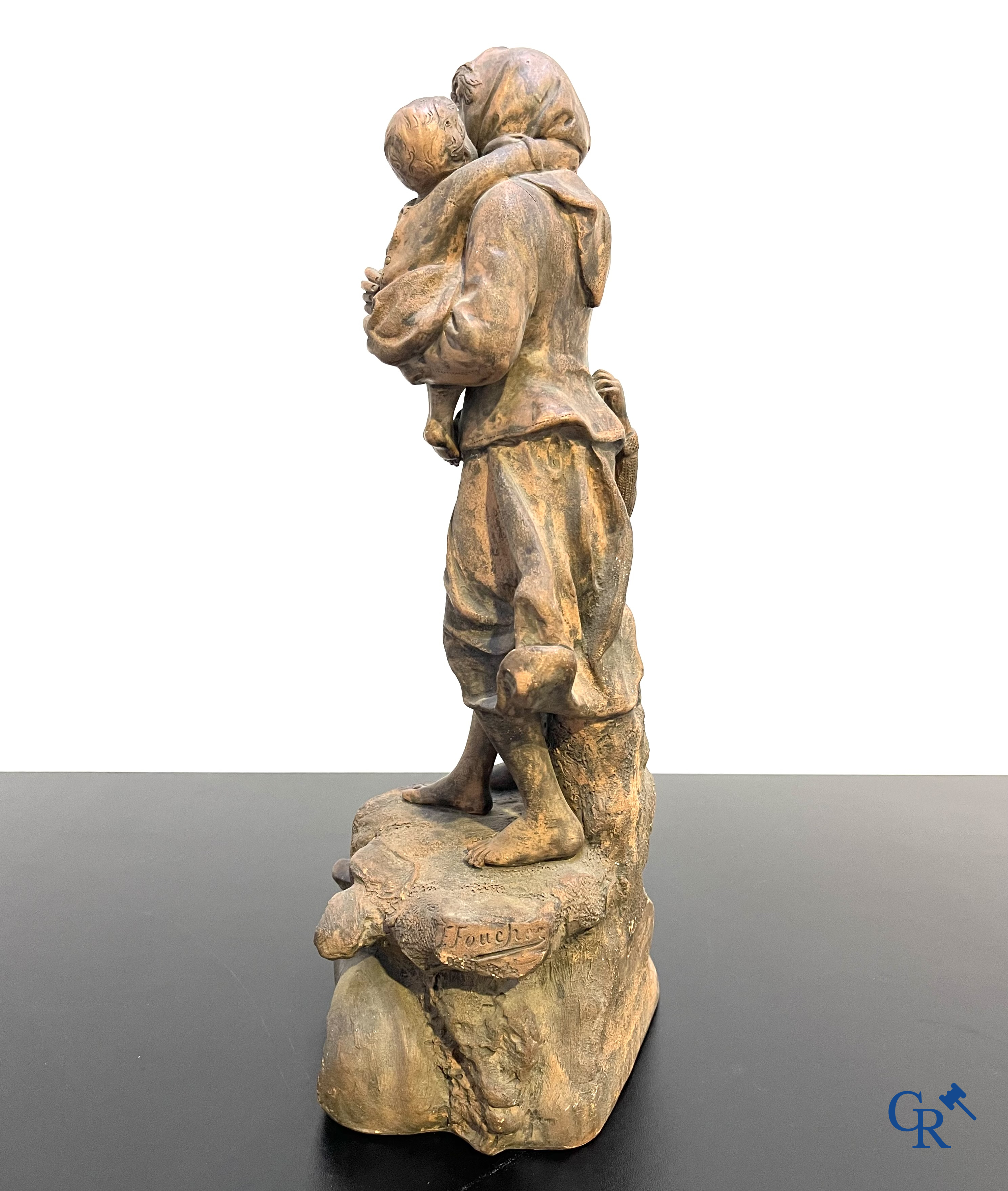 Een kavel met diverse brocante, terra cotta vissersbeeld, houten klok, 2 paar Vieux Paris vazen en een vaas in kristal.