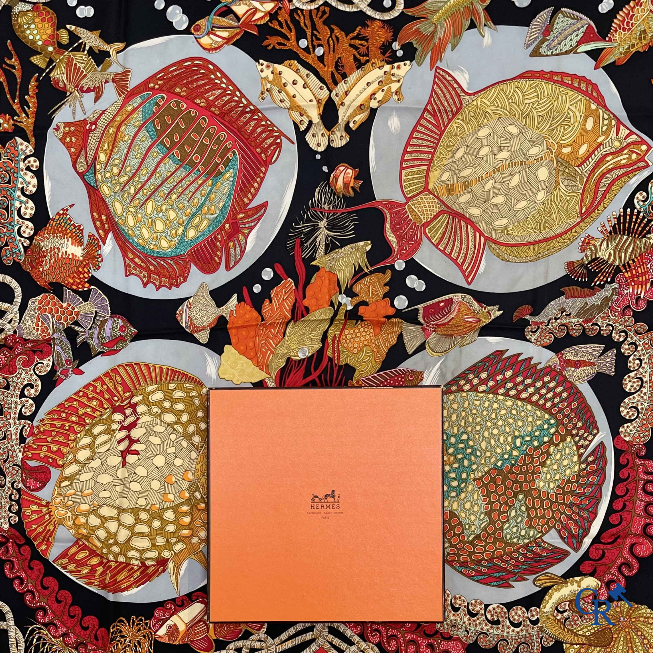 HERMES Paris. 2 Hermès sjaals in originele doos. Grands Fonds, Annie Faivre en Kachinas, Kermit Oliver.